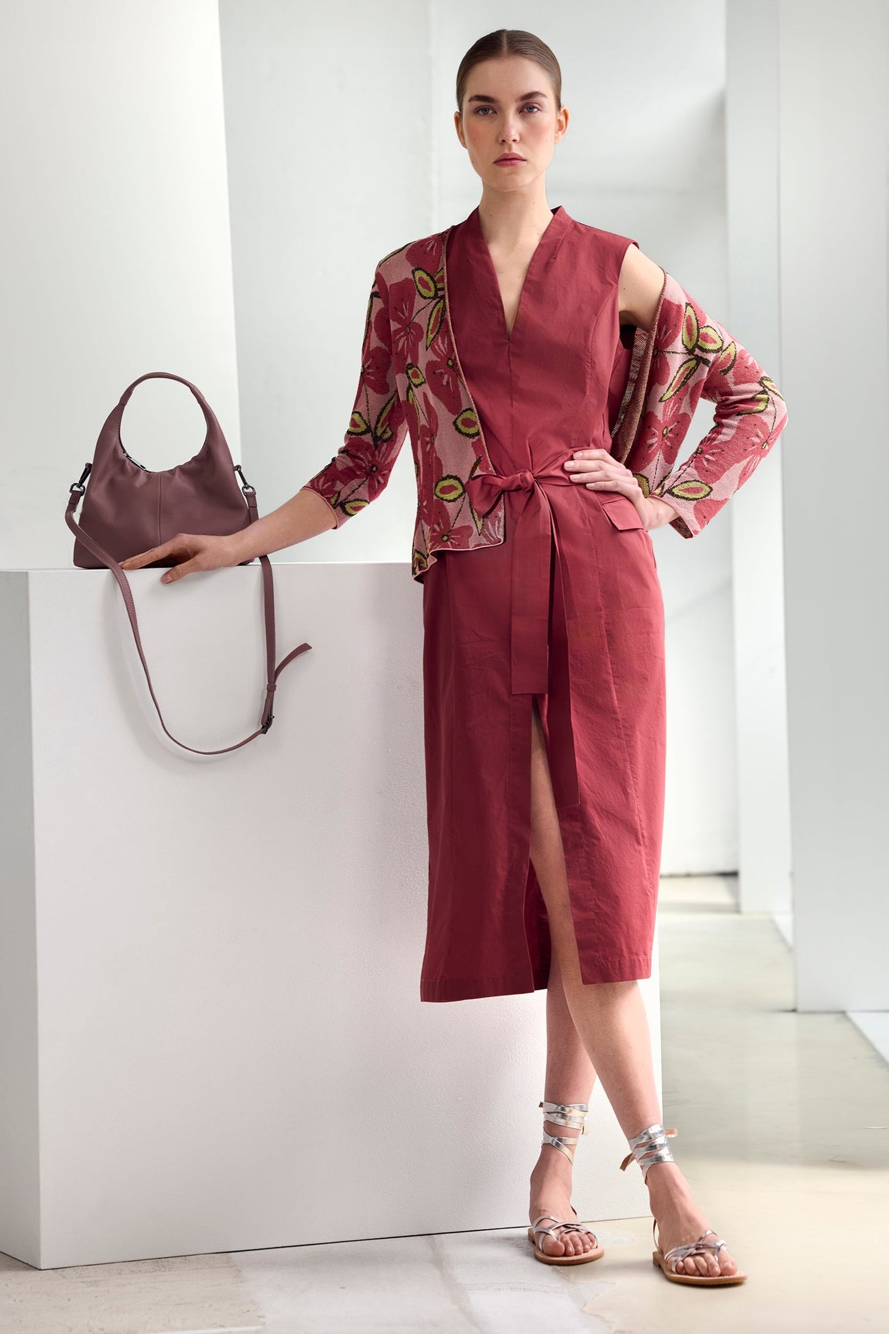 abito bordeaux donna midi con cintura look femminile elegante quotidiano