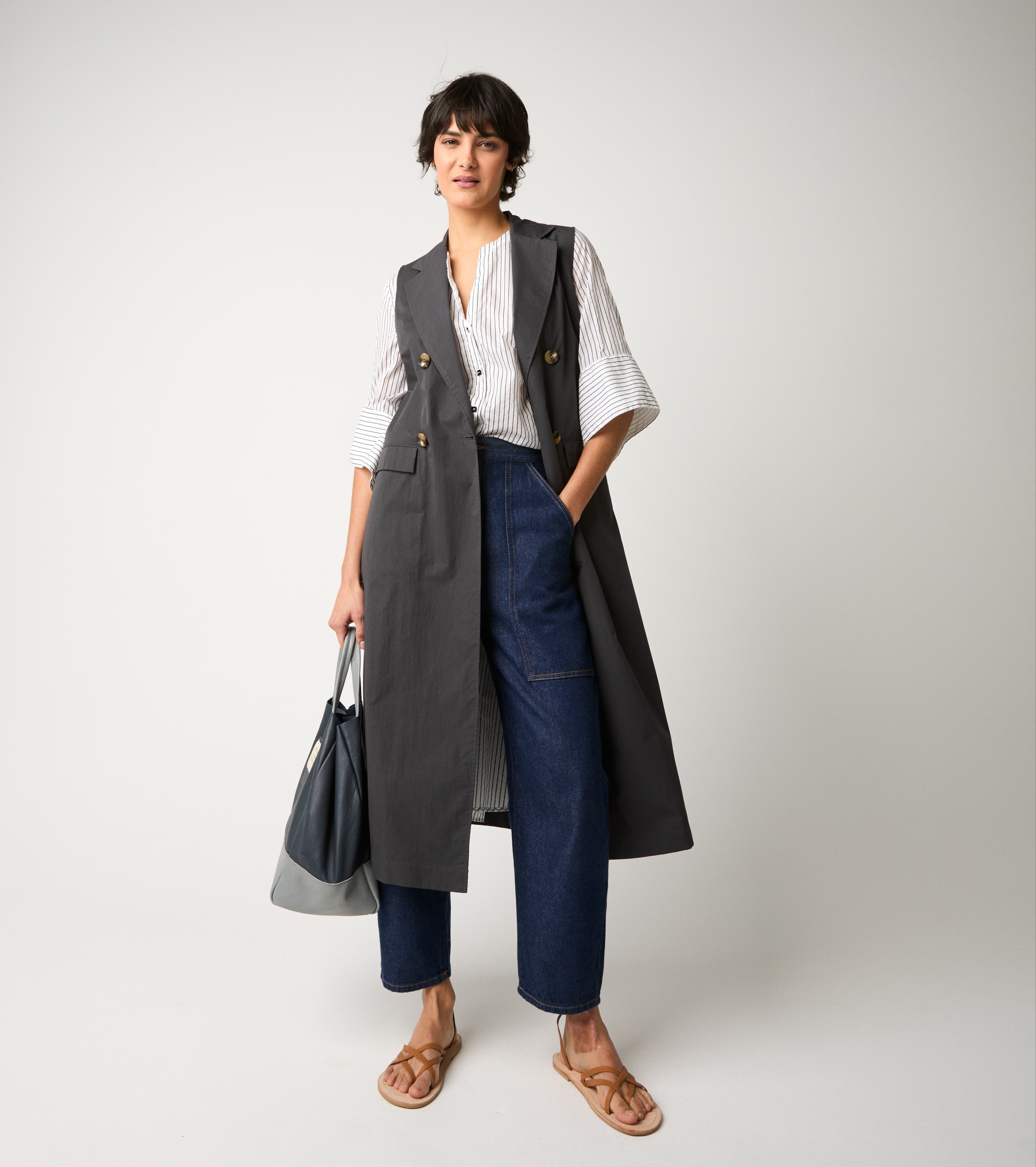 Outfit primavera donna con blazer lungo e pantaloni casual eleganti
