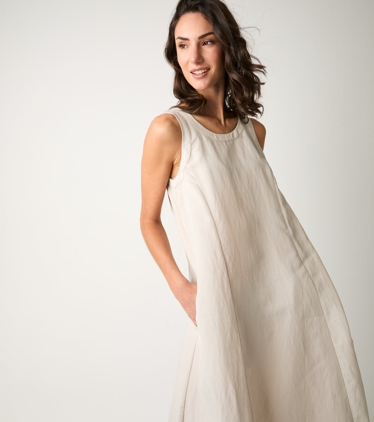 Total white donna elegante con abito bianco lungon