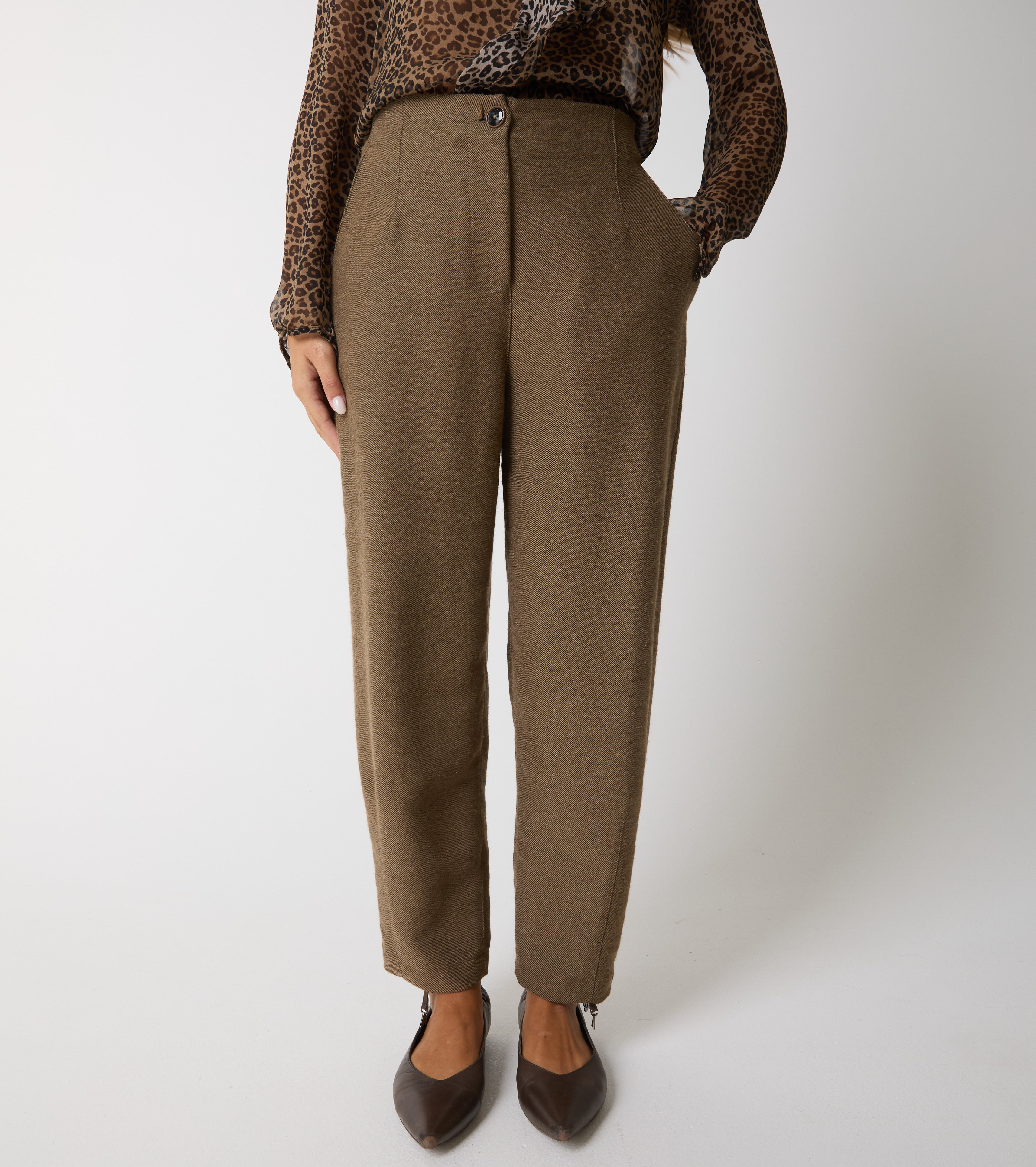 Cropped trousers with pleats and crease