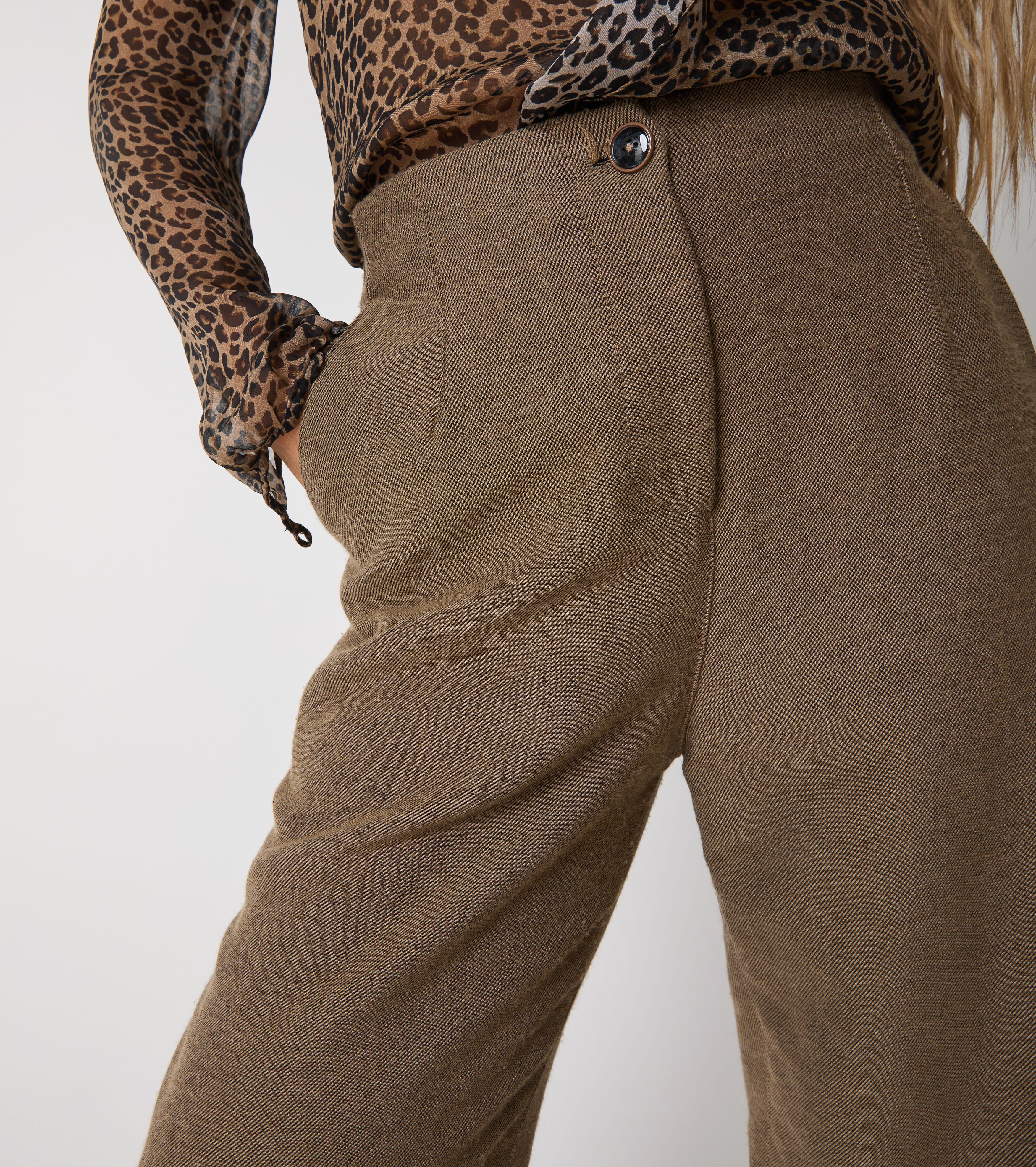 Cropped trousers with pleats and crease