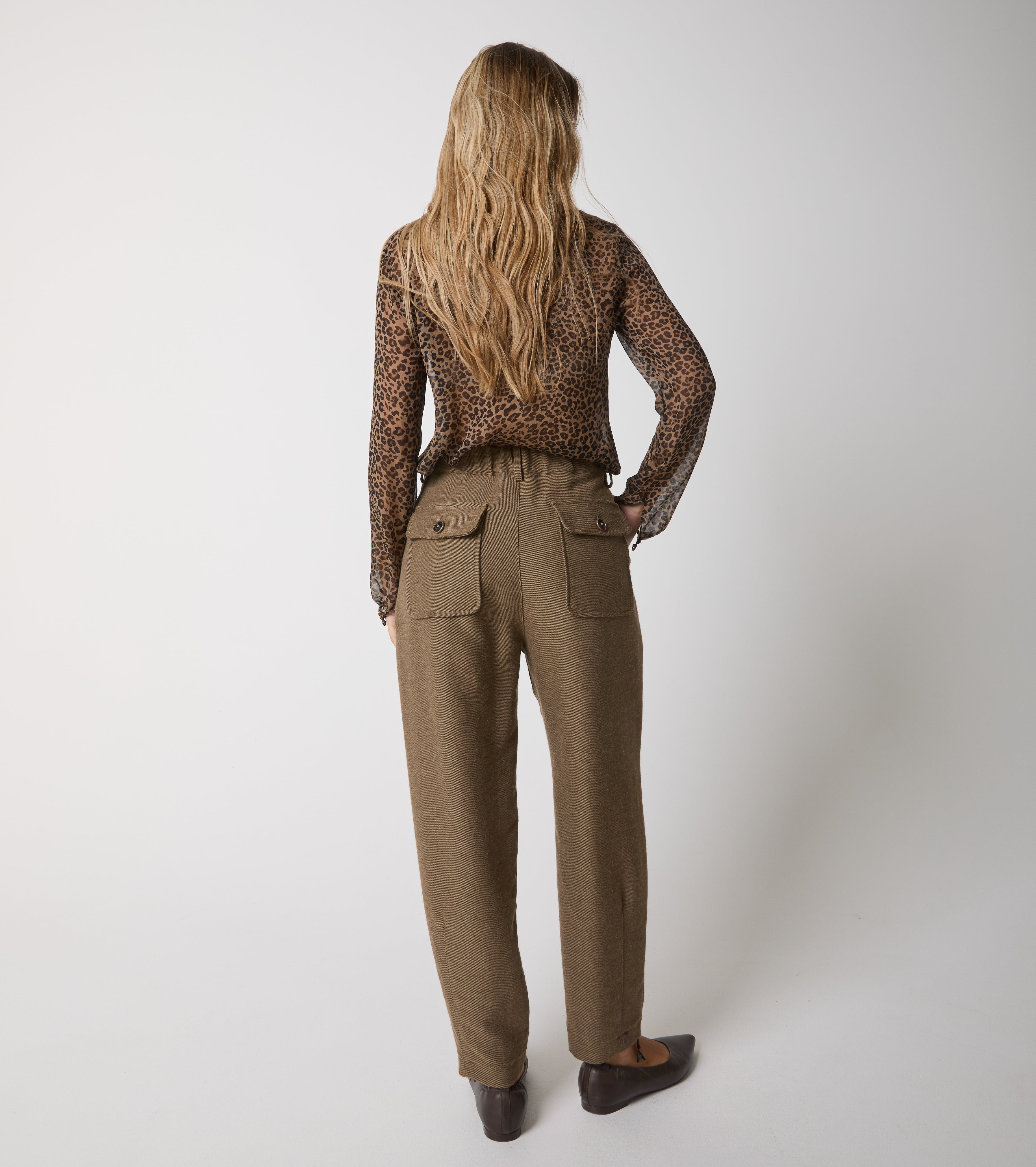 Cropped trousers with pleats and crease