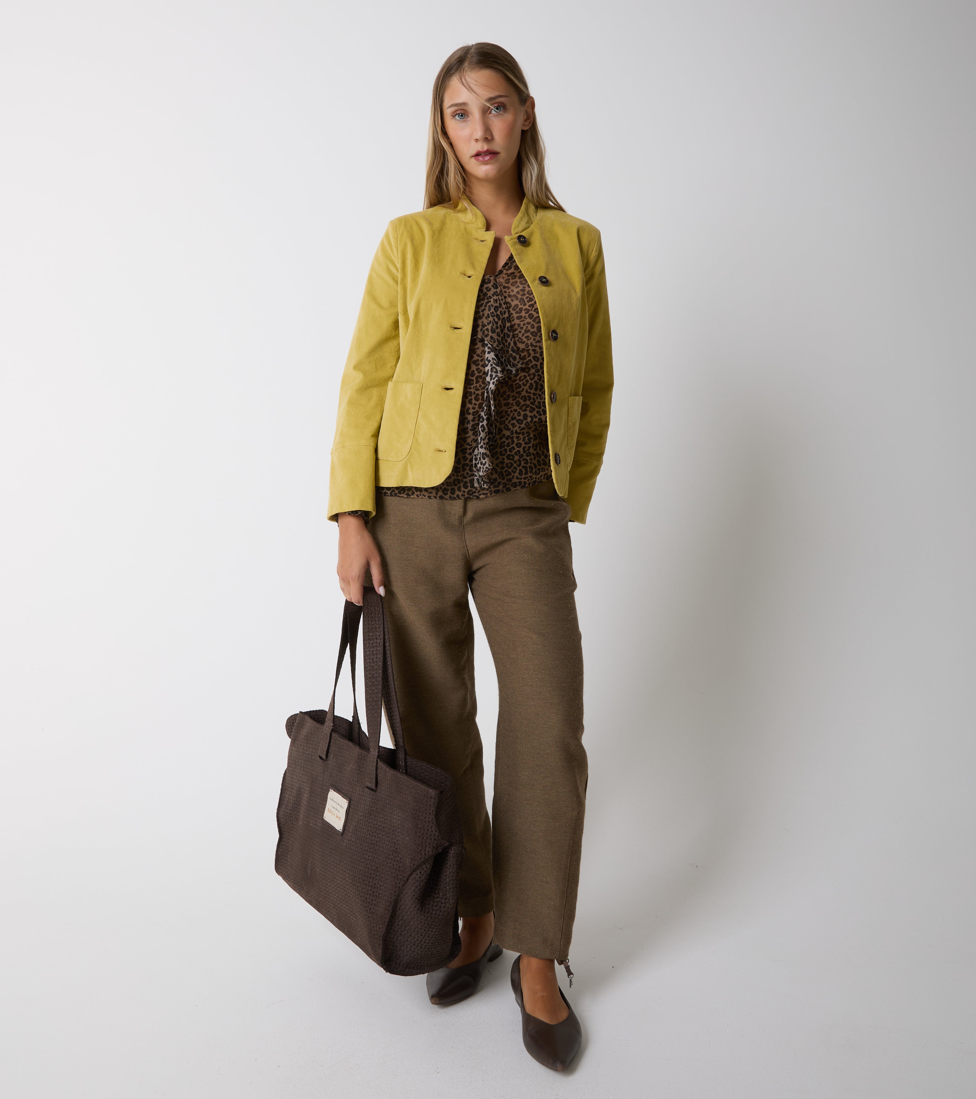 Cropped trousers with pleats and crease
