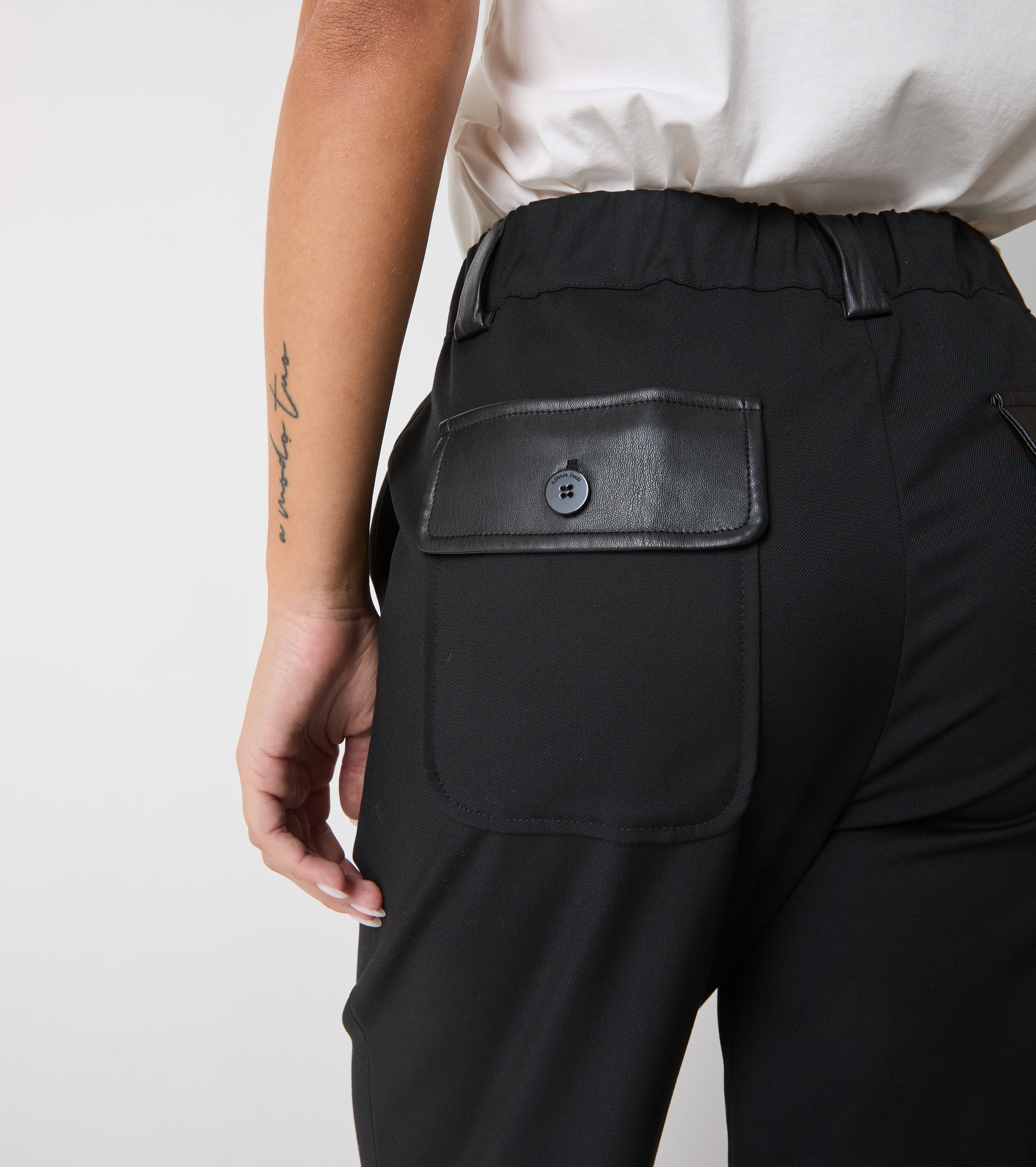 Pantaloni cropped con tasche