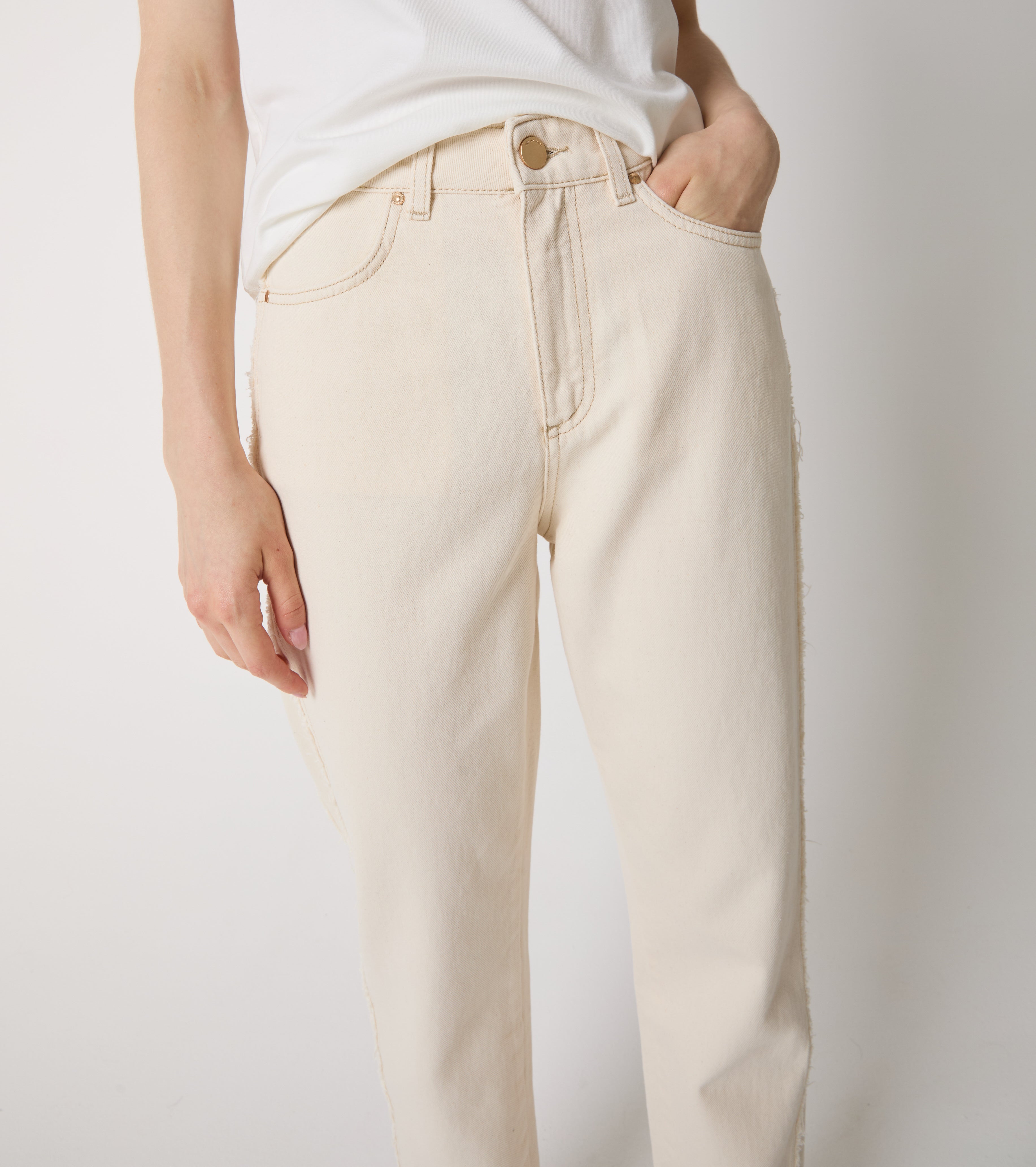 Jeans in cotone con dettagli destroyed