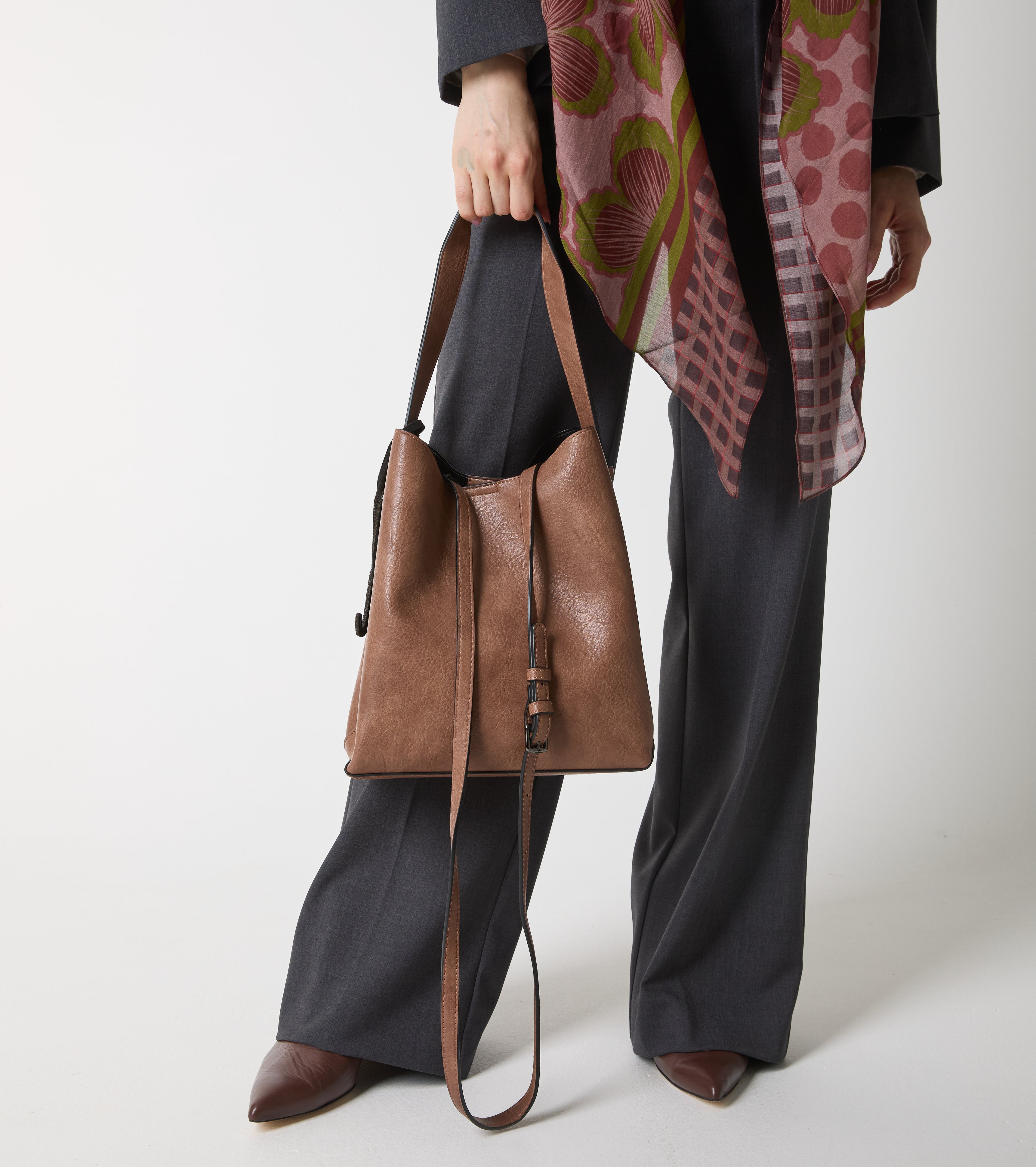 Borsa a secchiello con charm