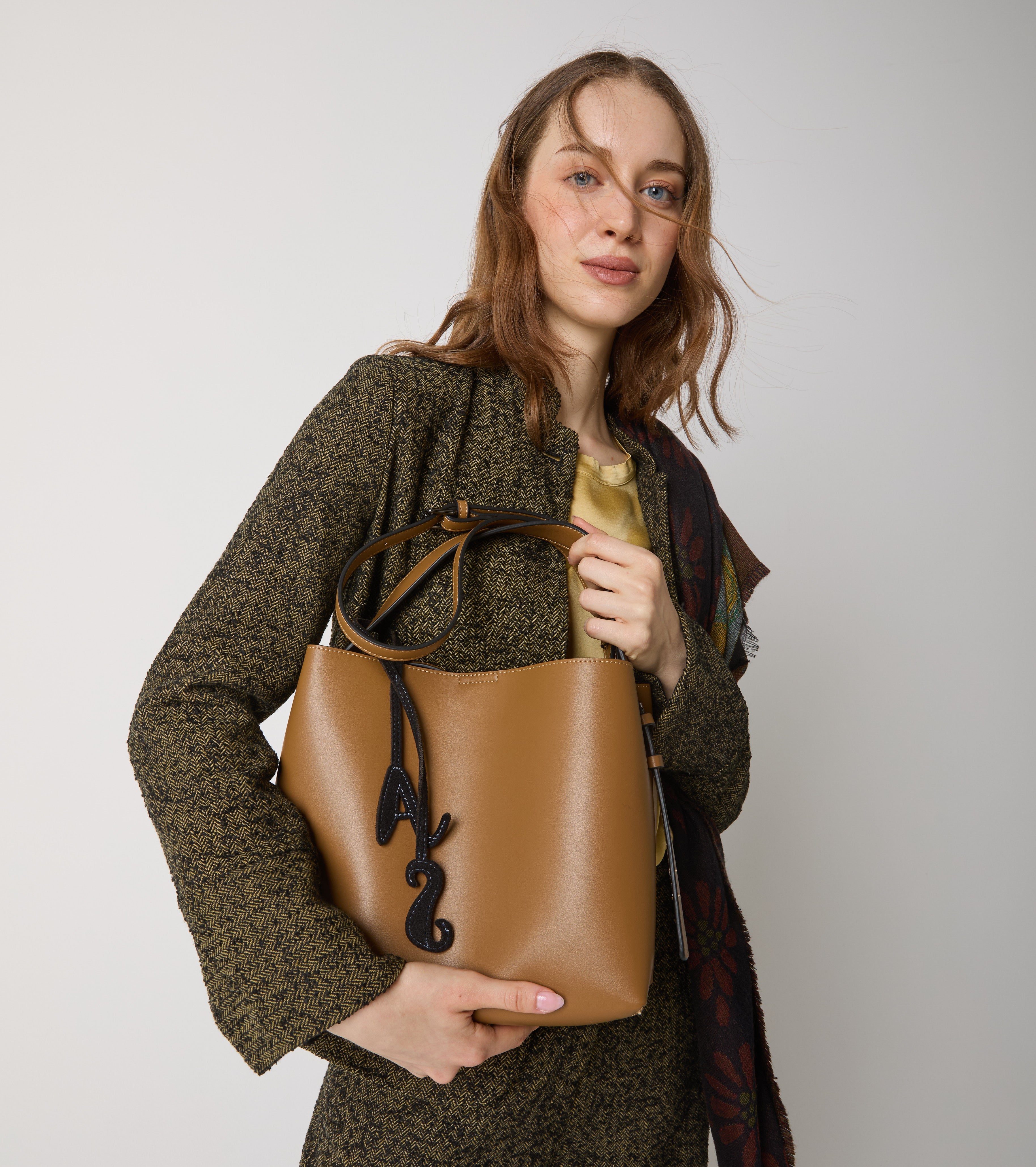 Shopping bag with shoulder strap