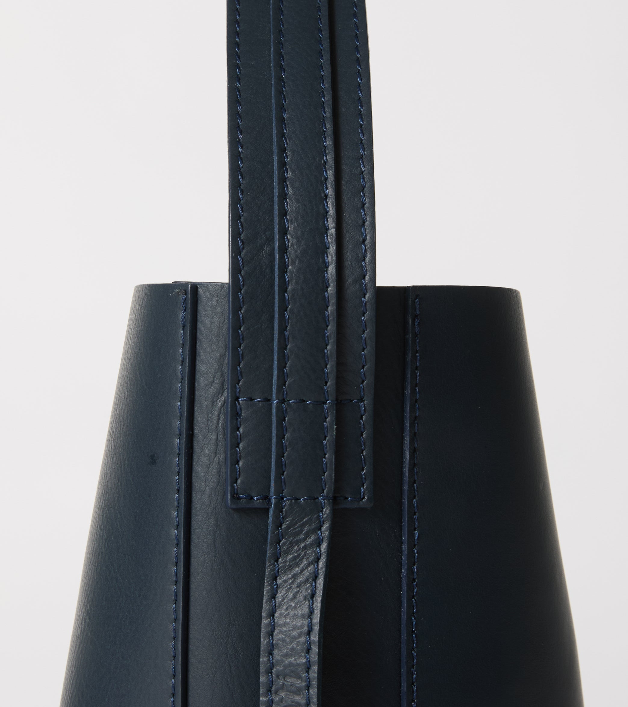 Leather shoulder bag with bow