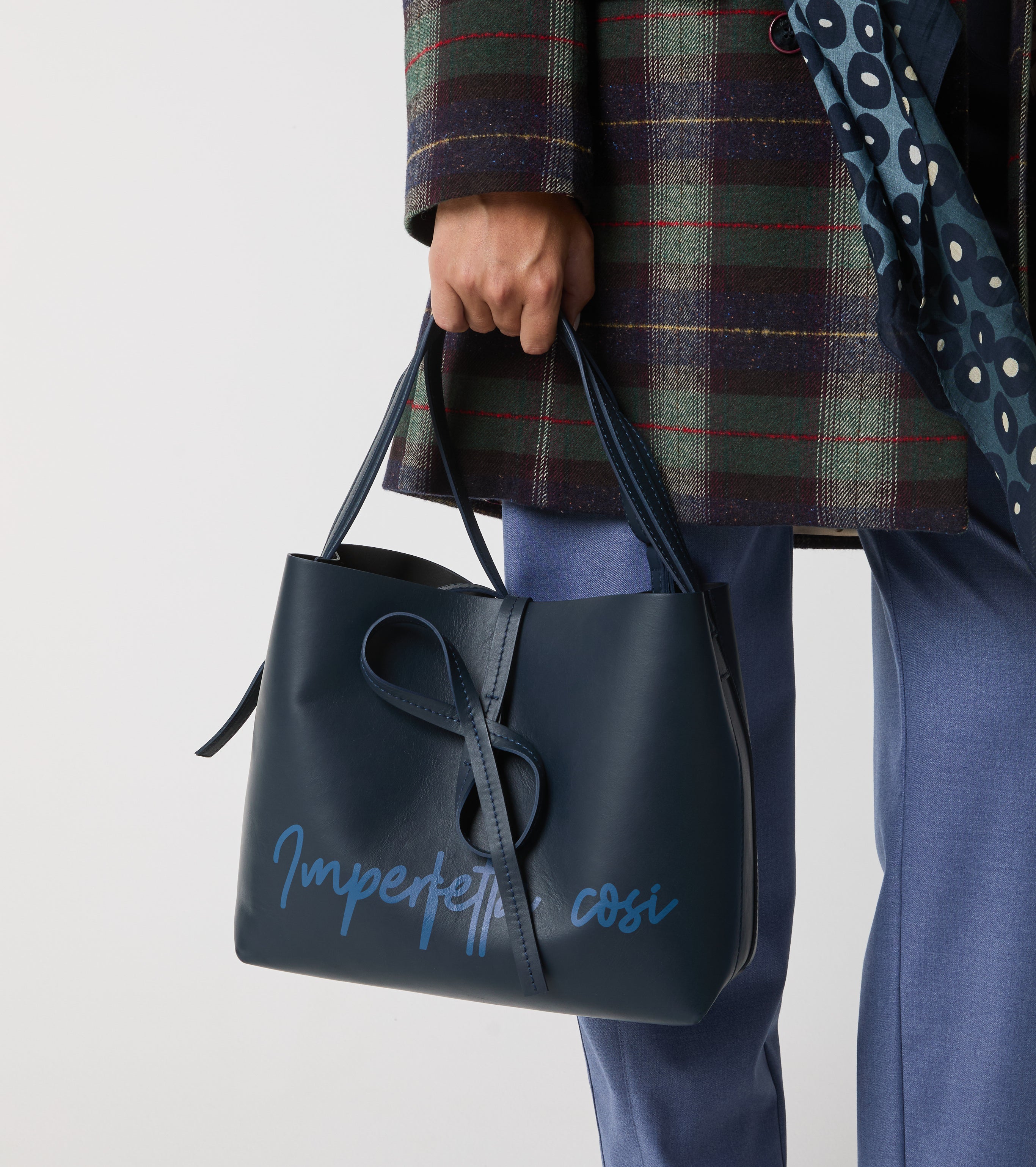 Leather shoulder bag with bow