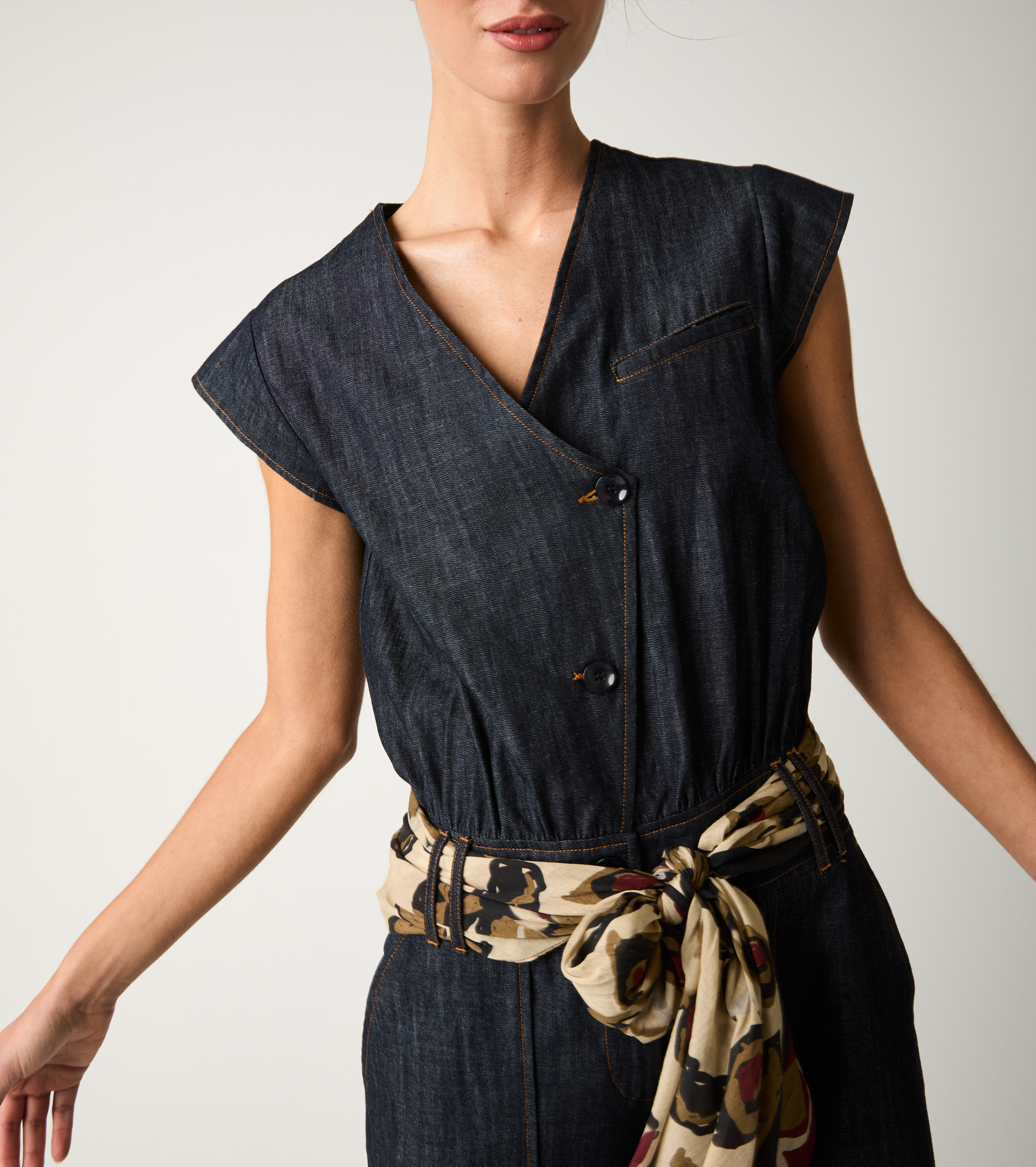 Tuta da donna in denim con bottoni unico