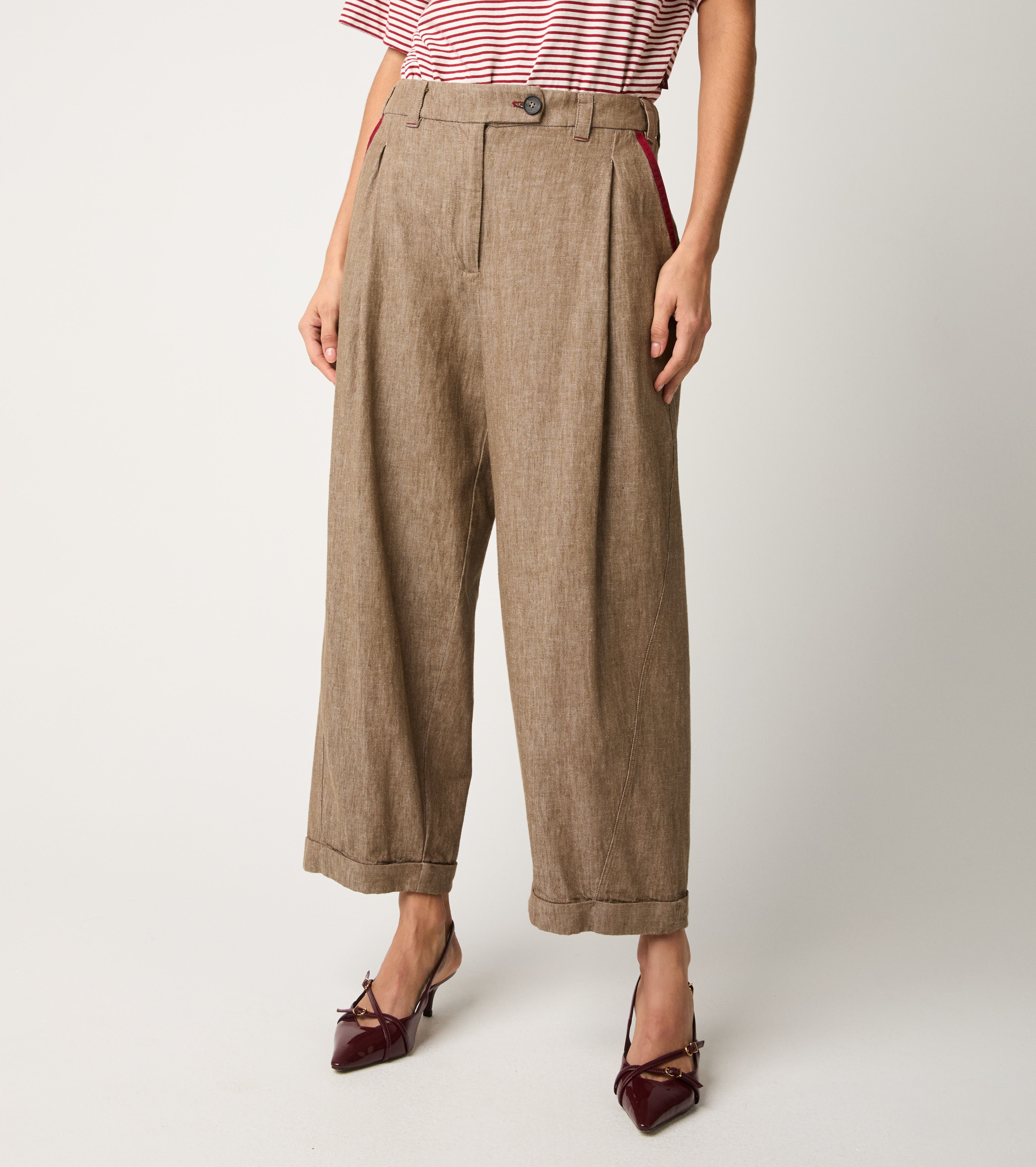 Pantaloni con pinces e risvolto castoro