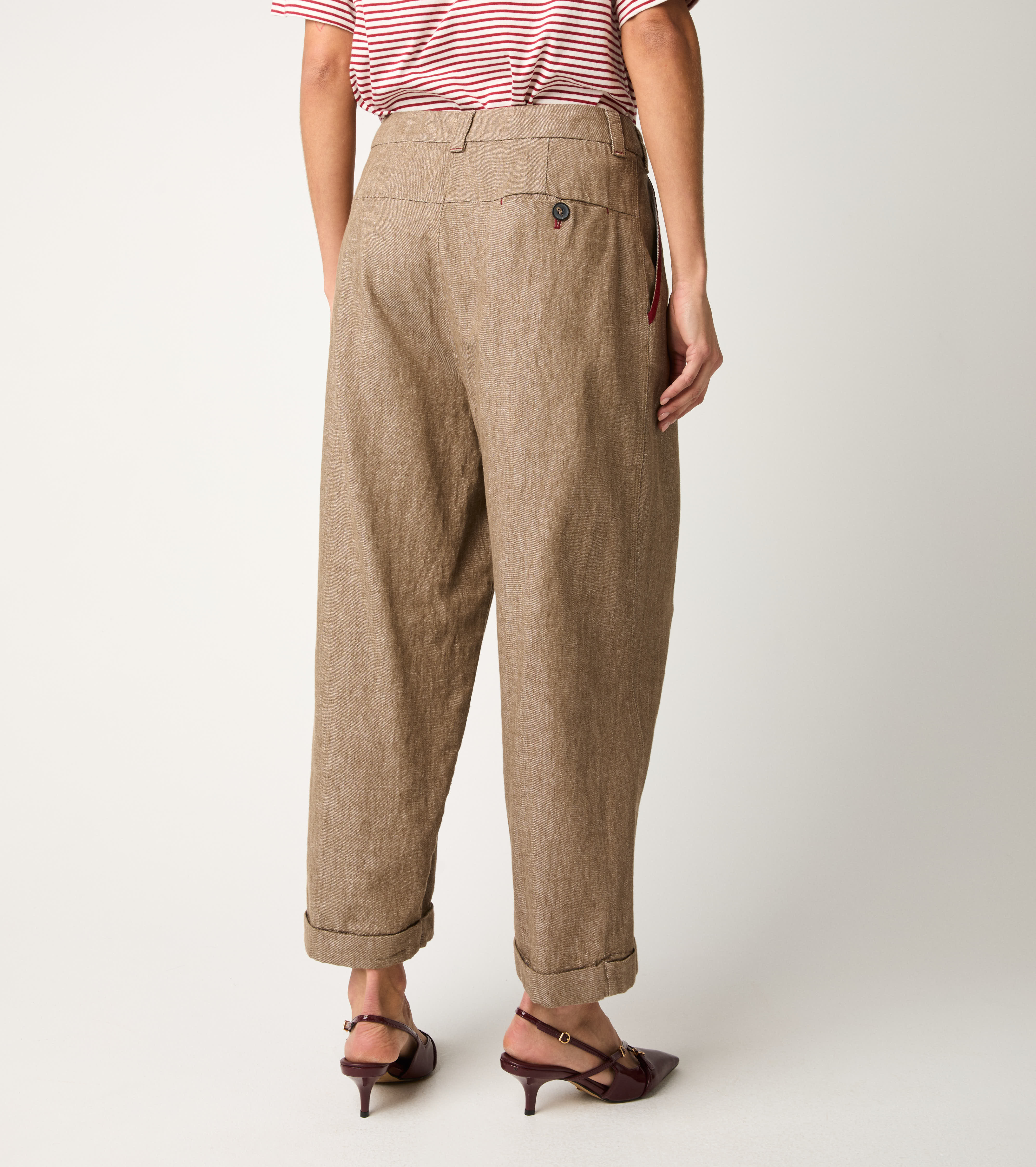 Pantaloni con pinces e risvolto castoro