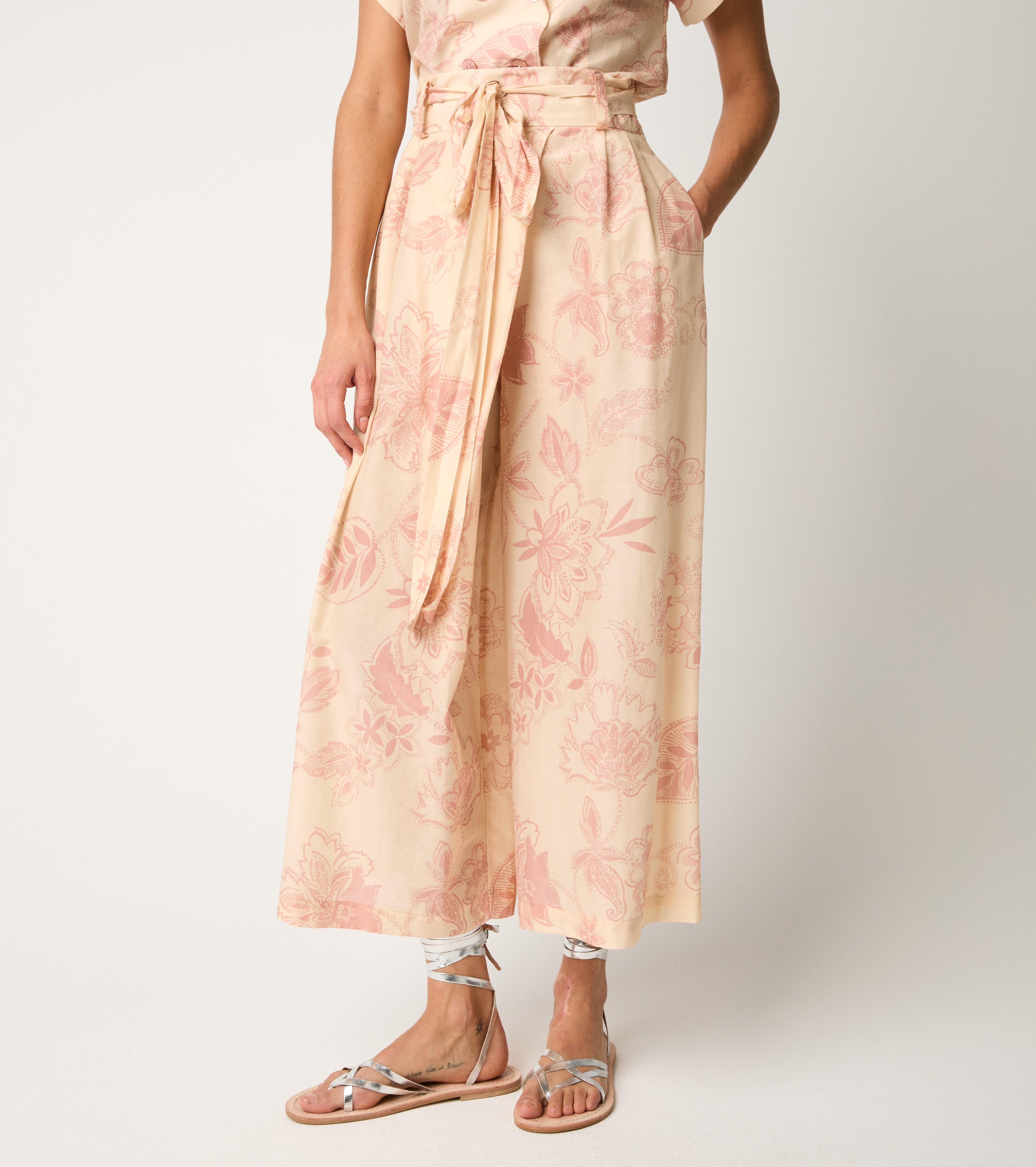 Pantaloni cropped con cintura e pinces wine