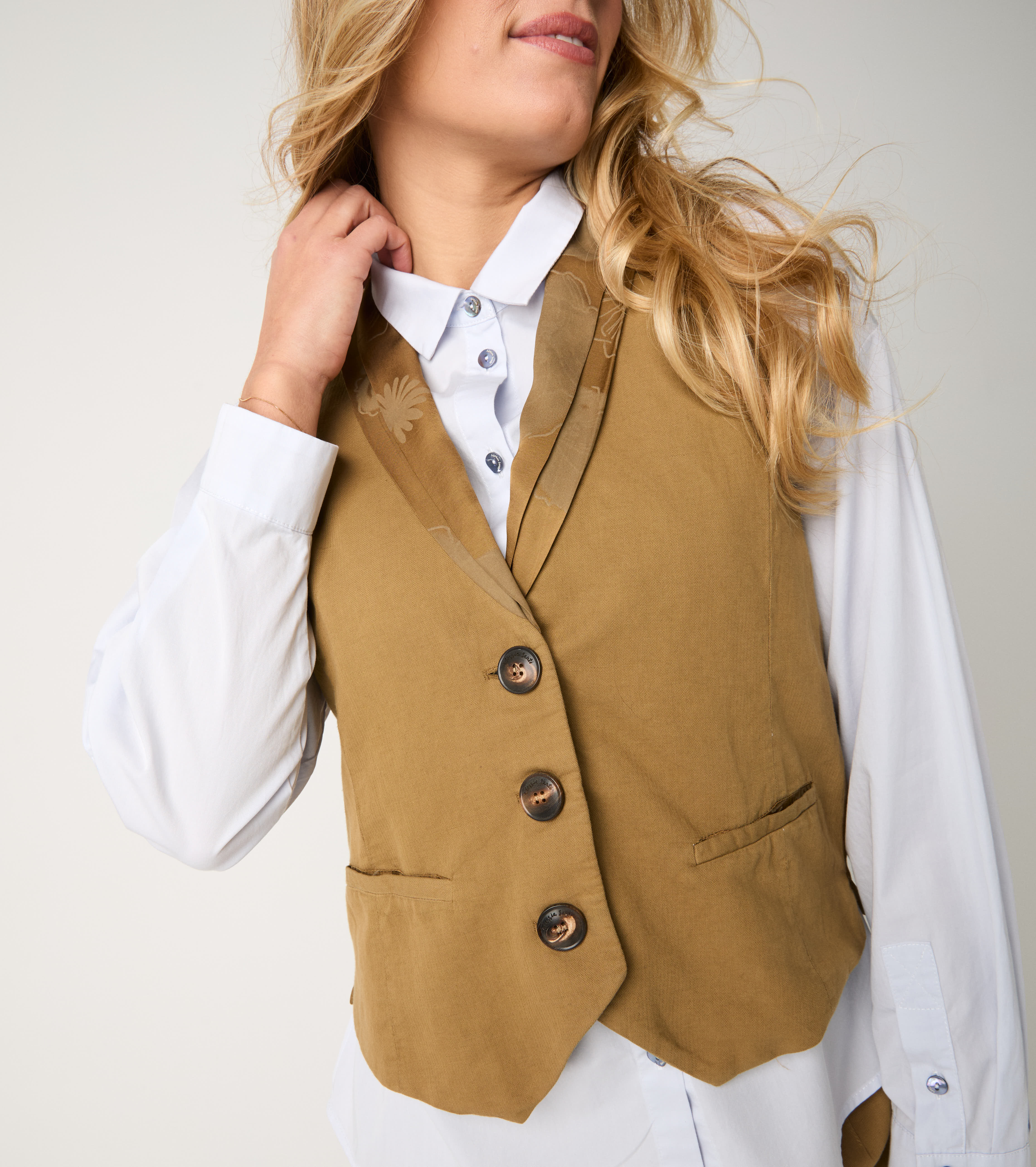 Gilet con scollo a V e bottoni gold