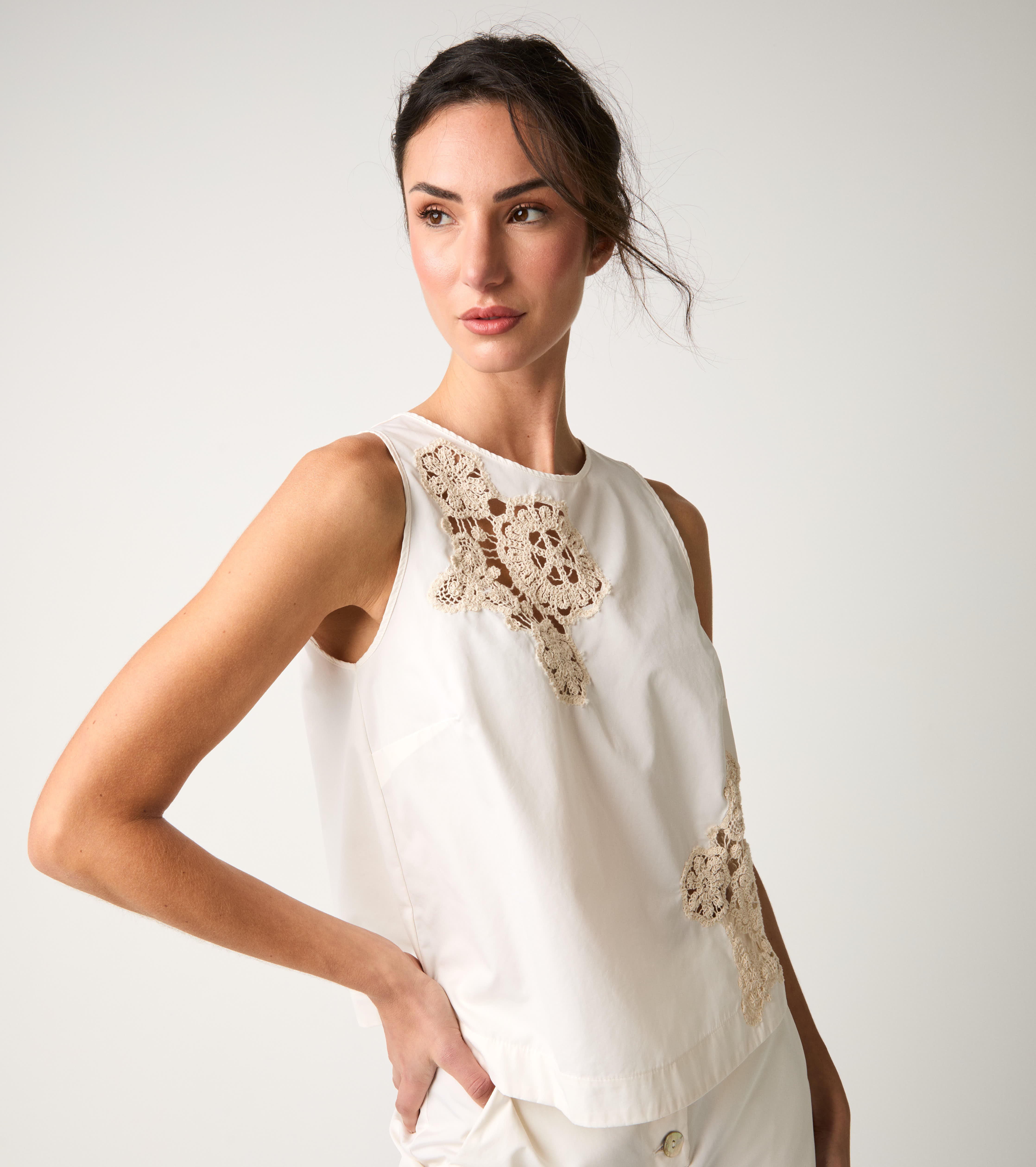 Top girocollo con ricami salina