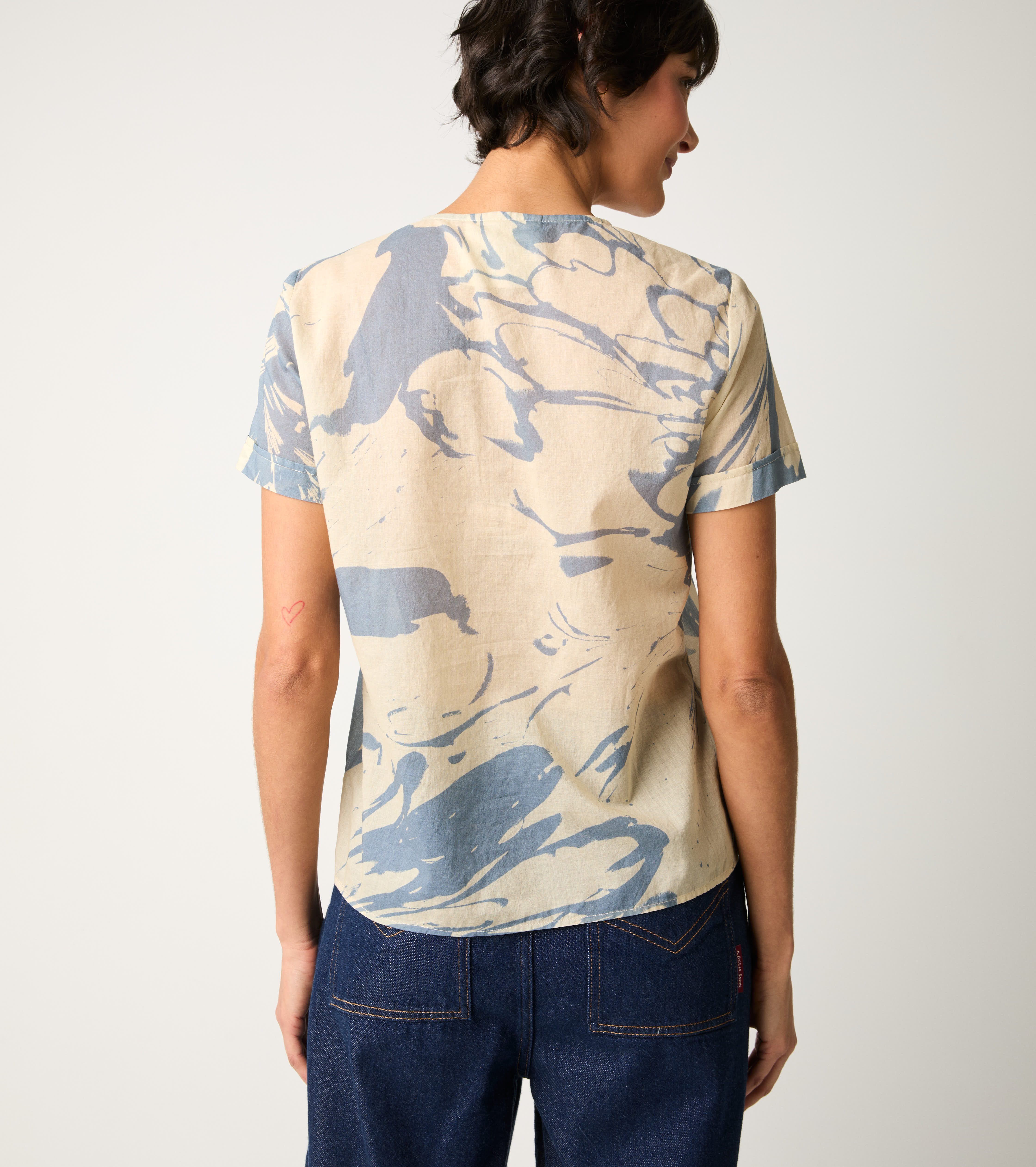 Blusa con stampa e rouches fiore