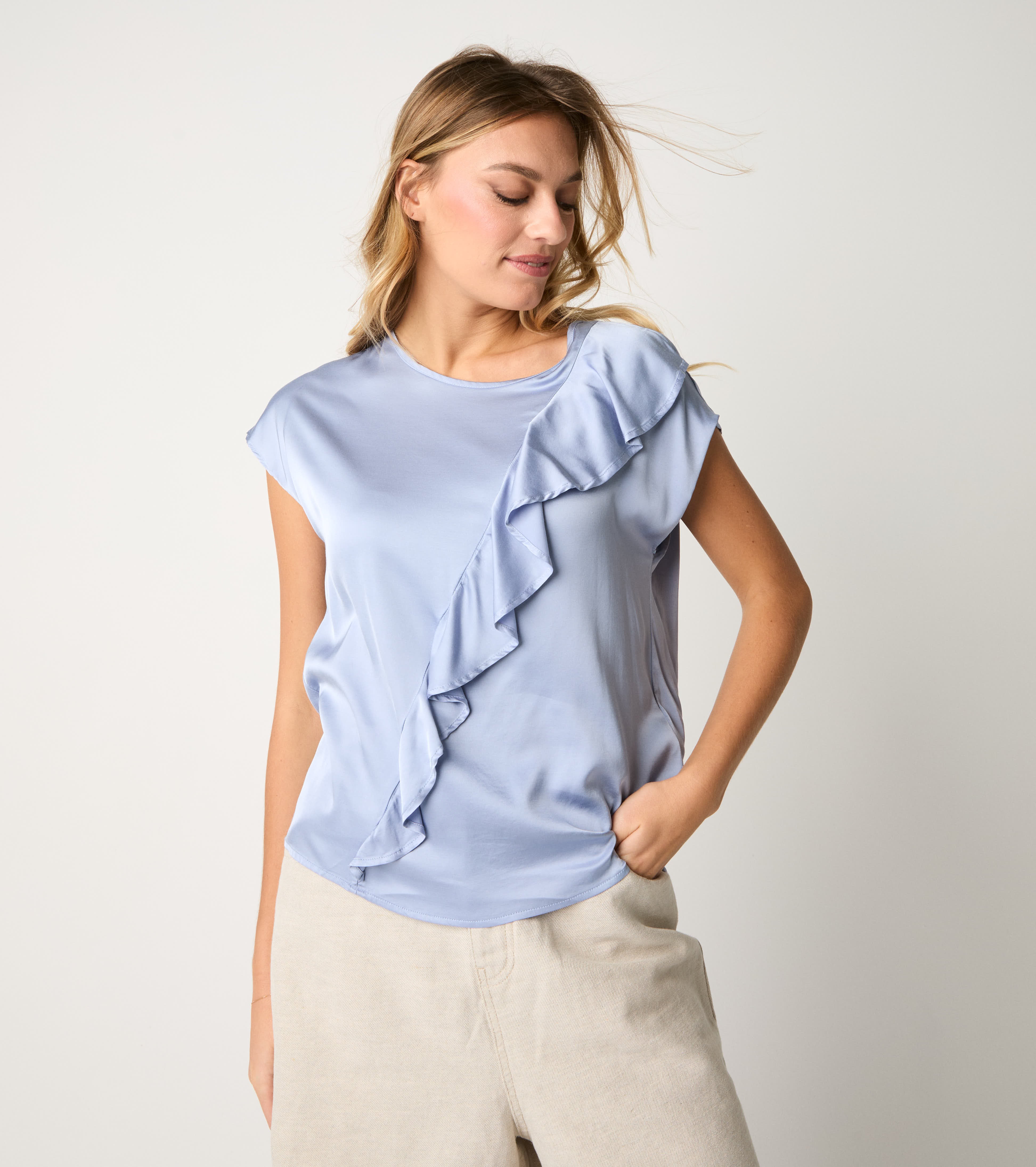 Blusa con scollo rotondo e rouches carta