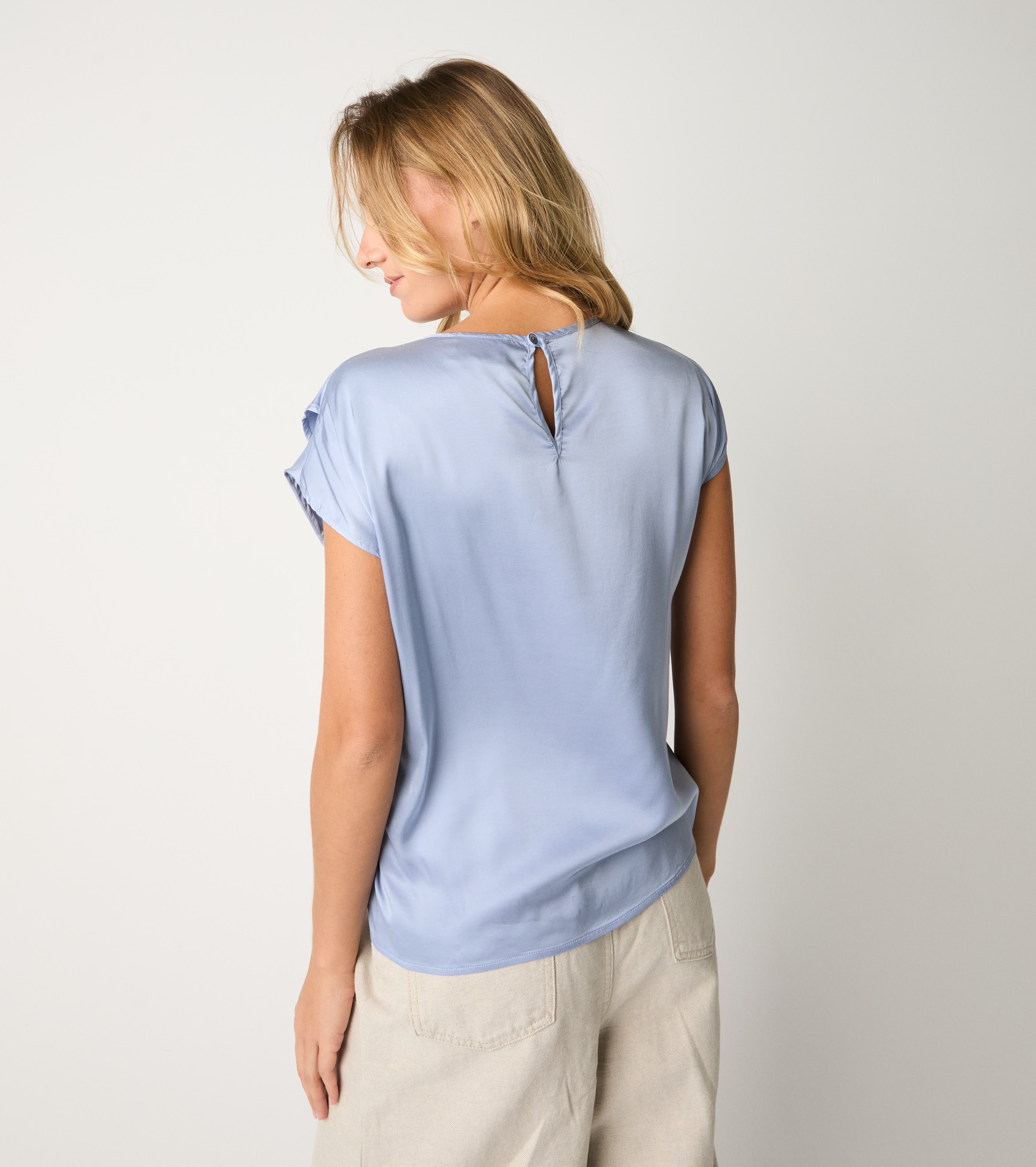 Blusa con scollo rotondo e rouches carta