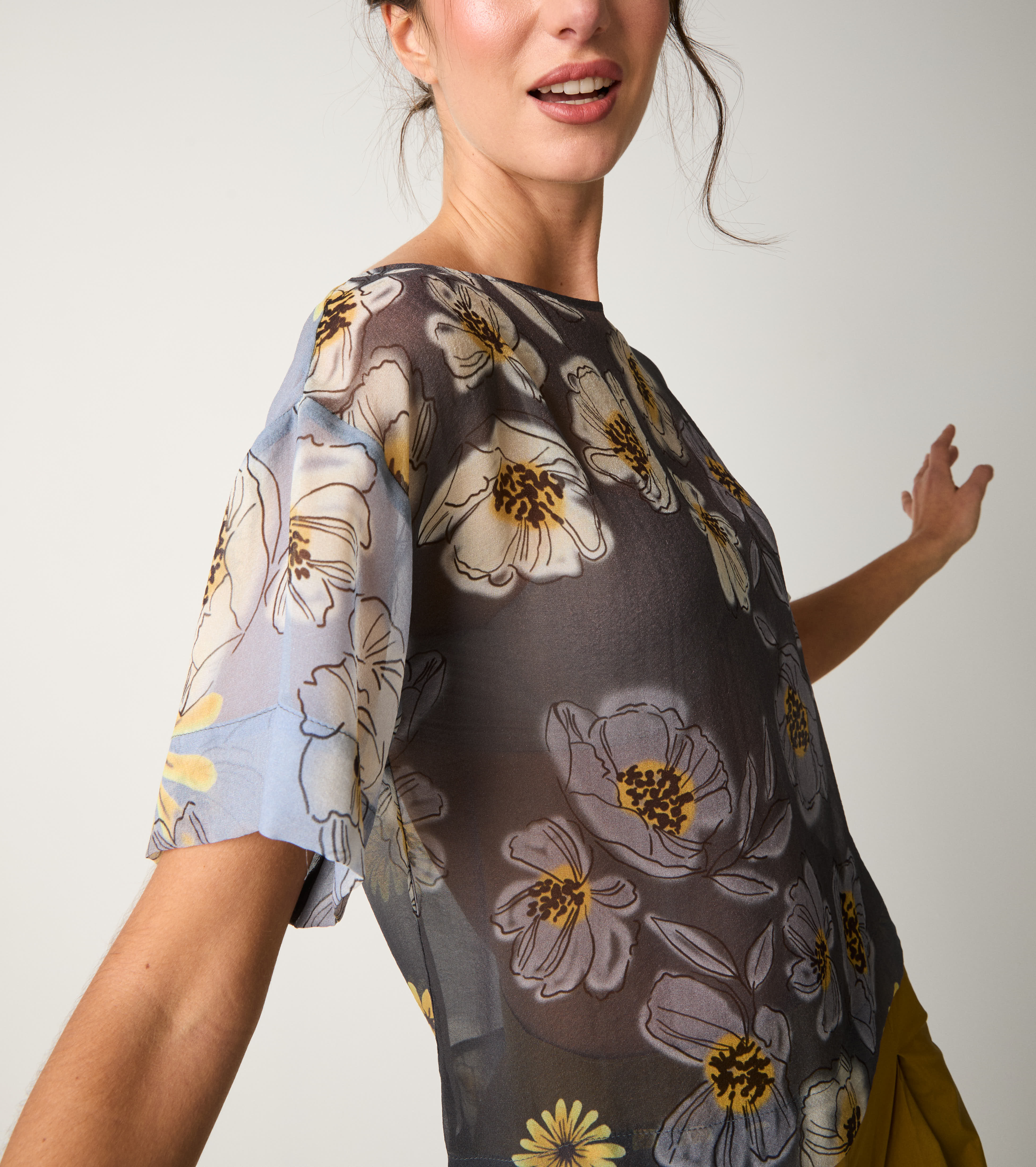 Blusa floreale con scollo a barca blu