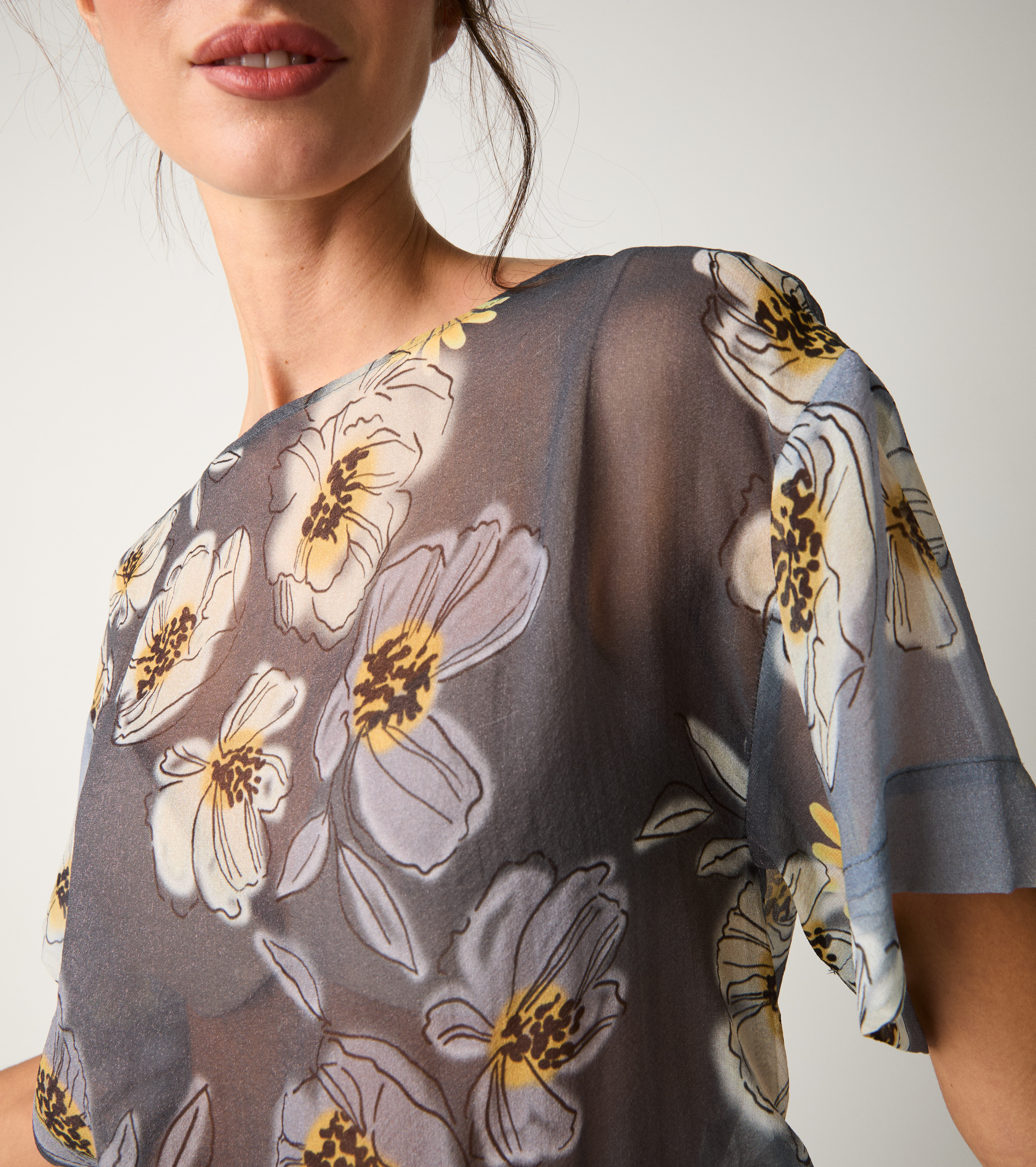 Blusa floreale con scollo a barca blu