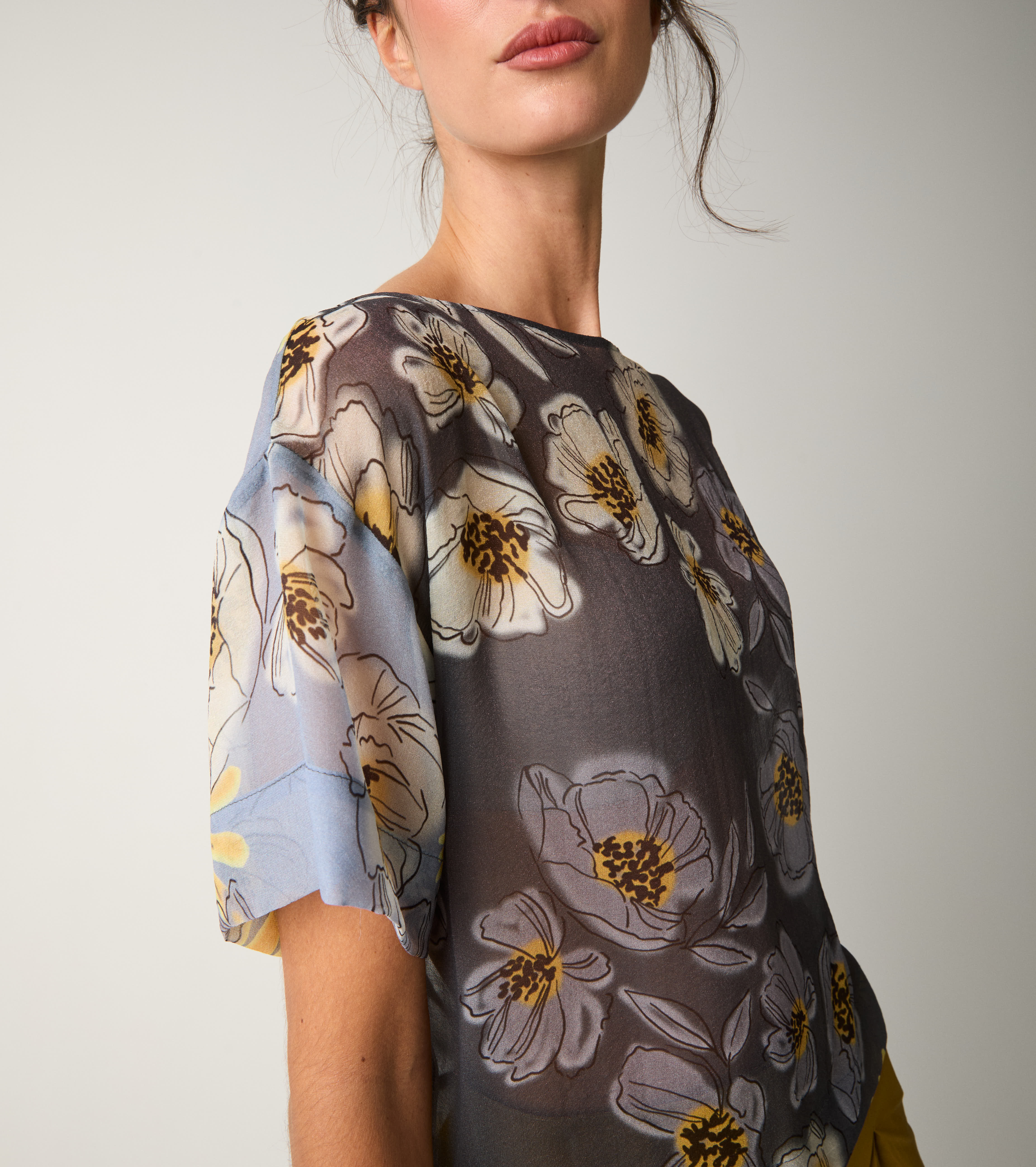 Blusa floreale con scollo a barca blu