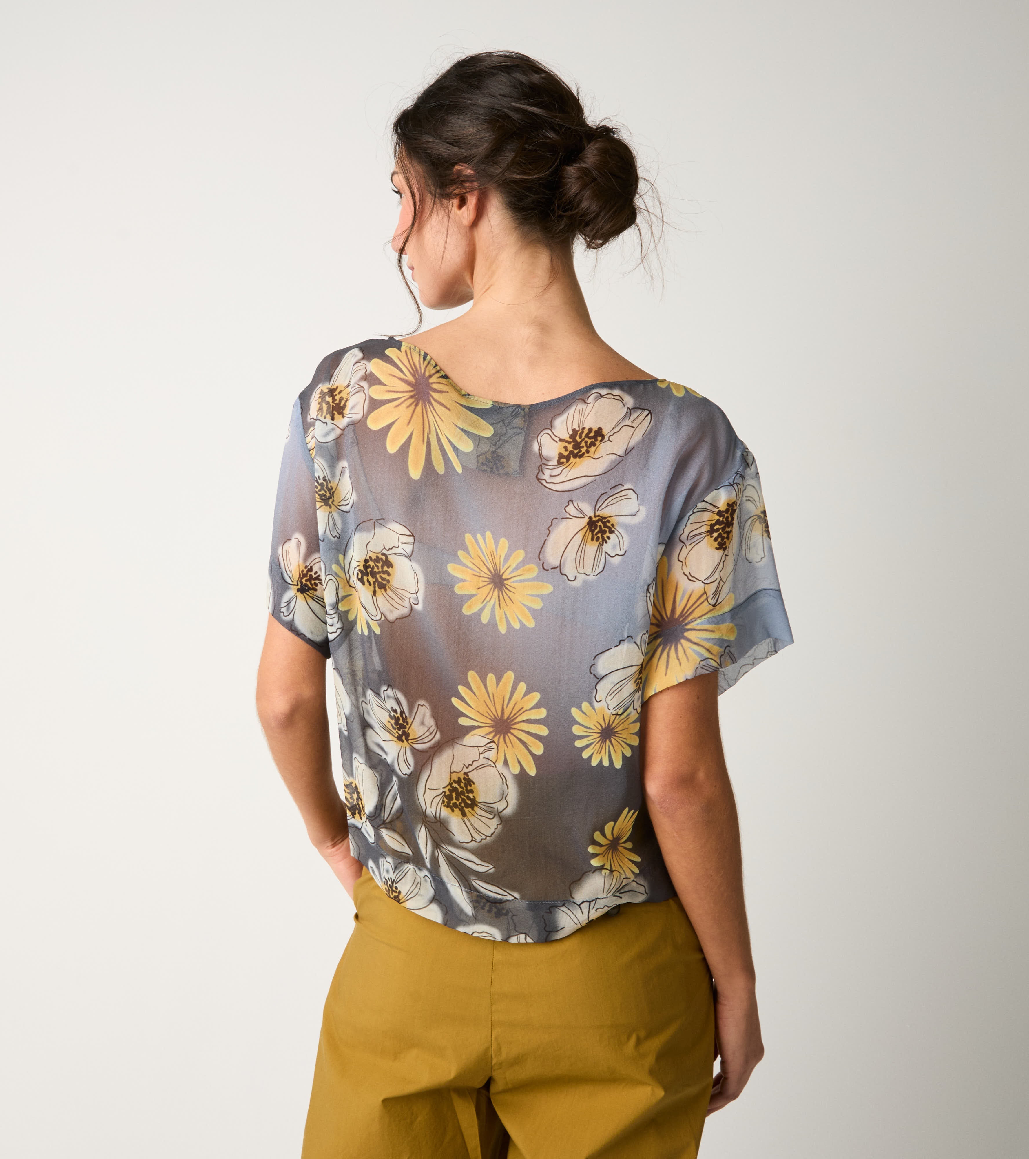 Blusa floreale con scollo a barca blu