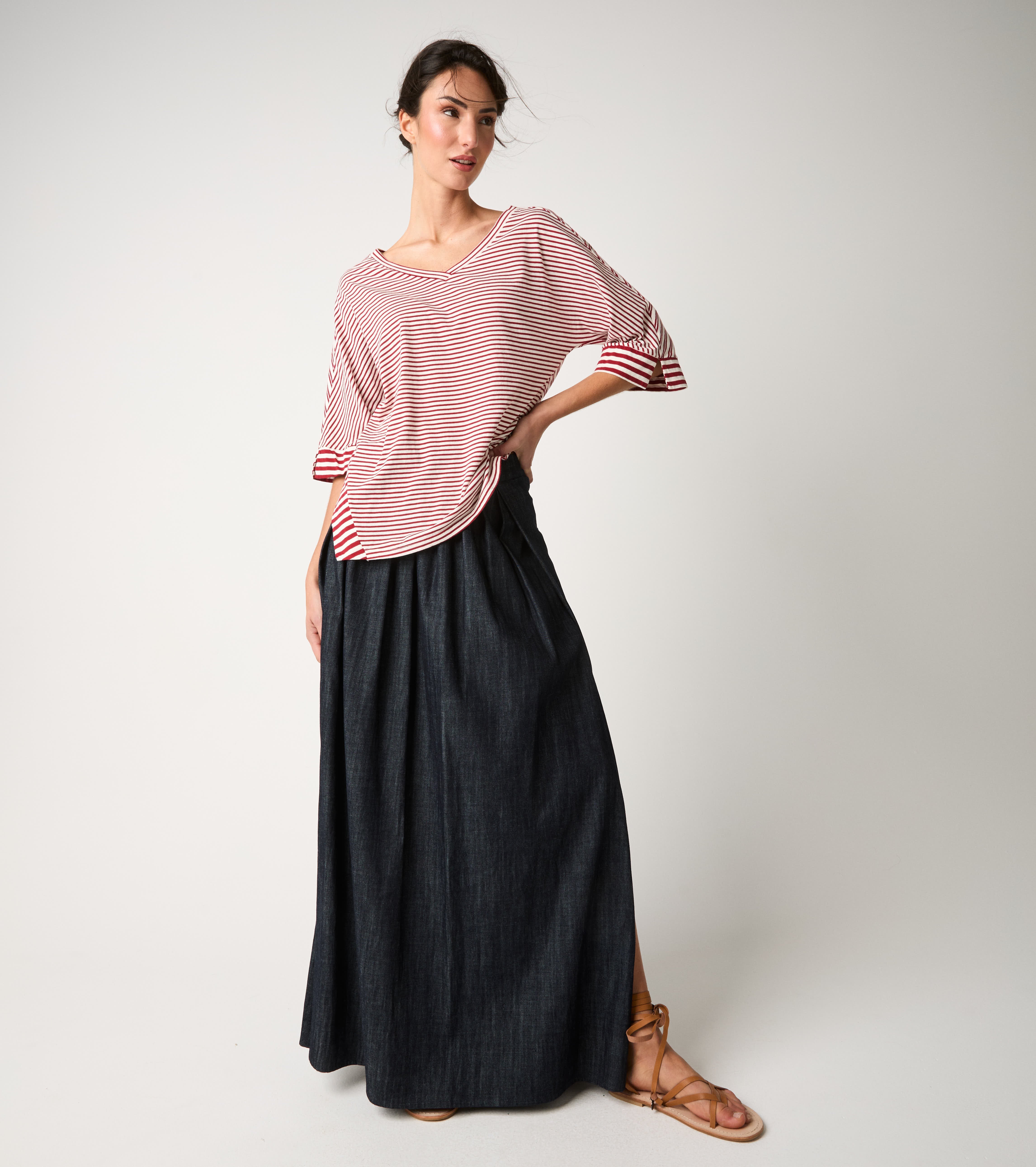 Bordeaux V-neck striped T-shirt