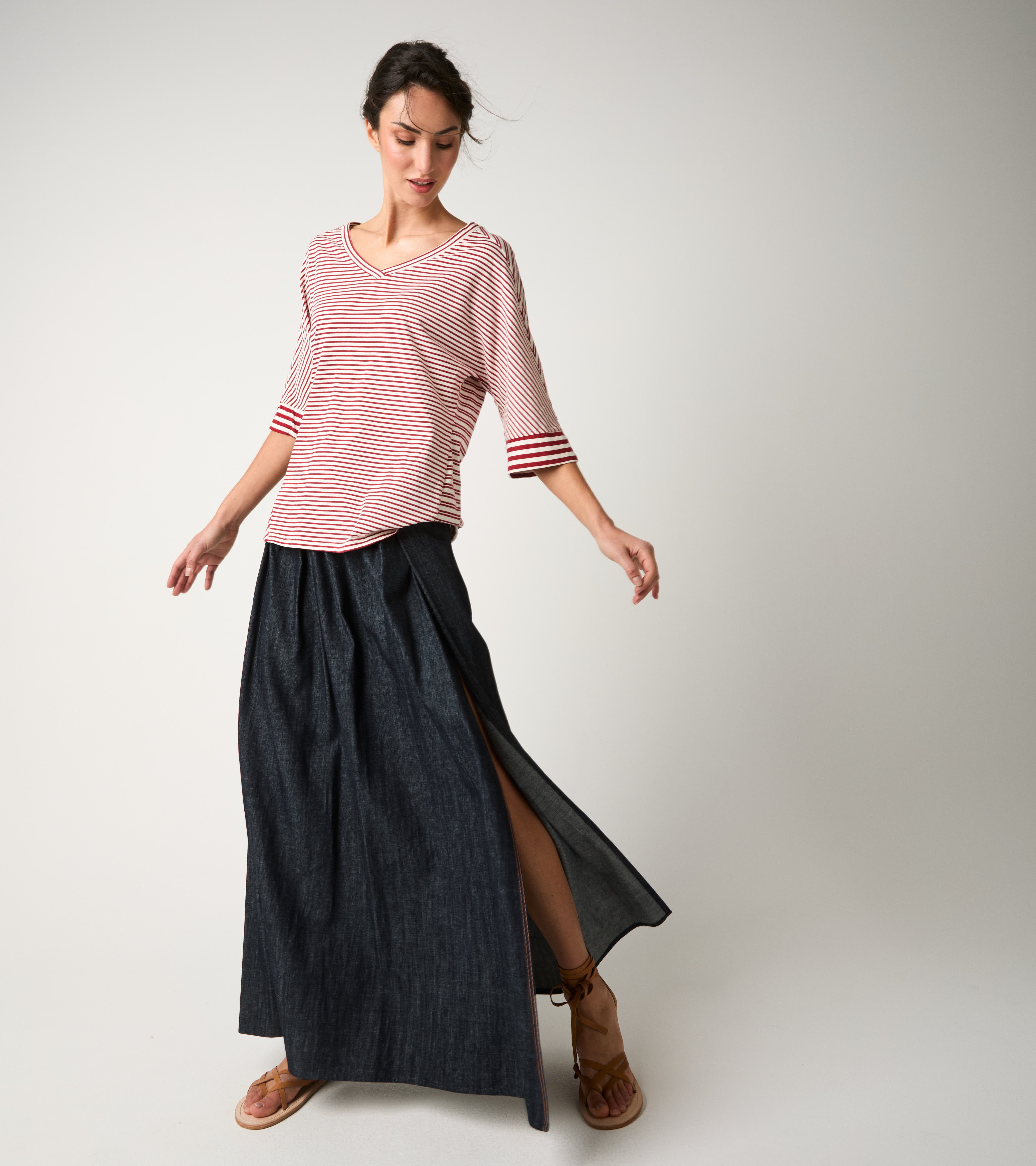 Bordeaux V-neck striped T-shirt