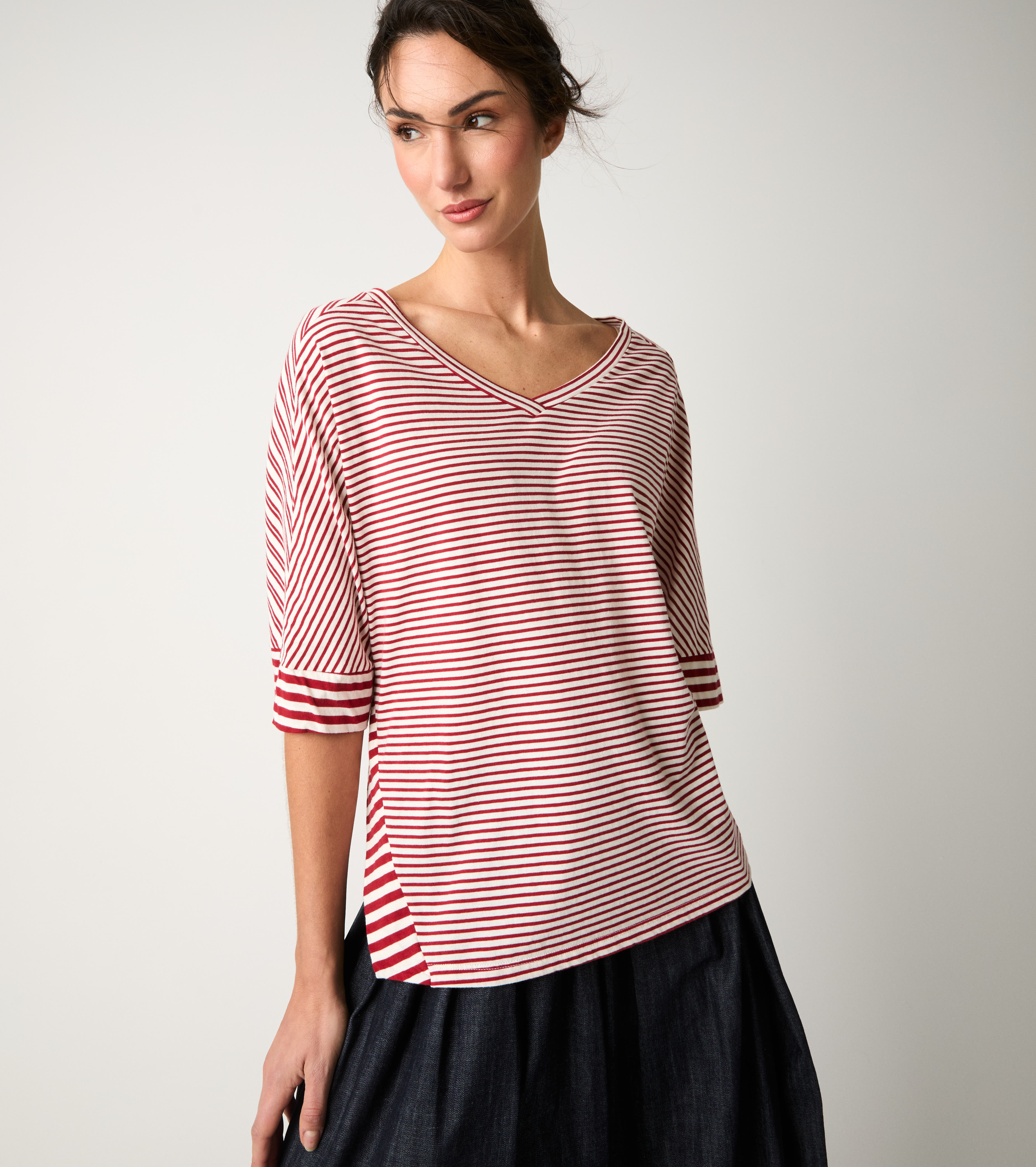 Bordeaux V-neck striped T-shirt