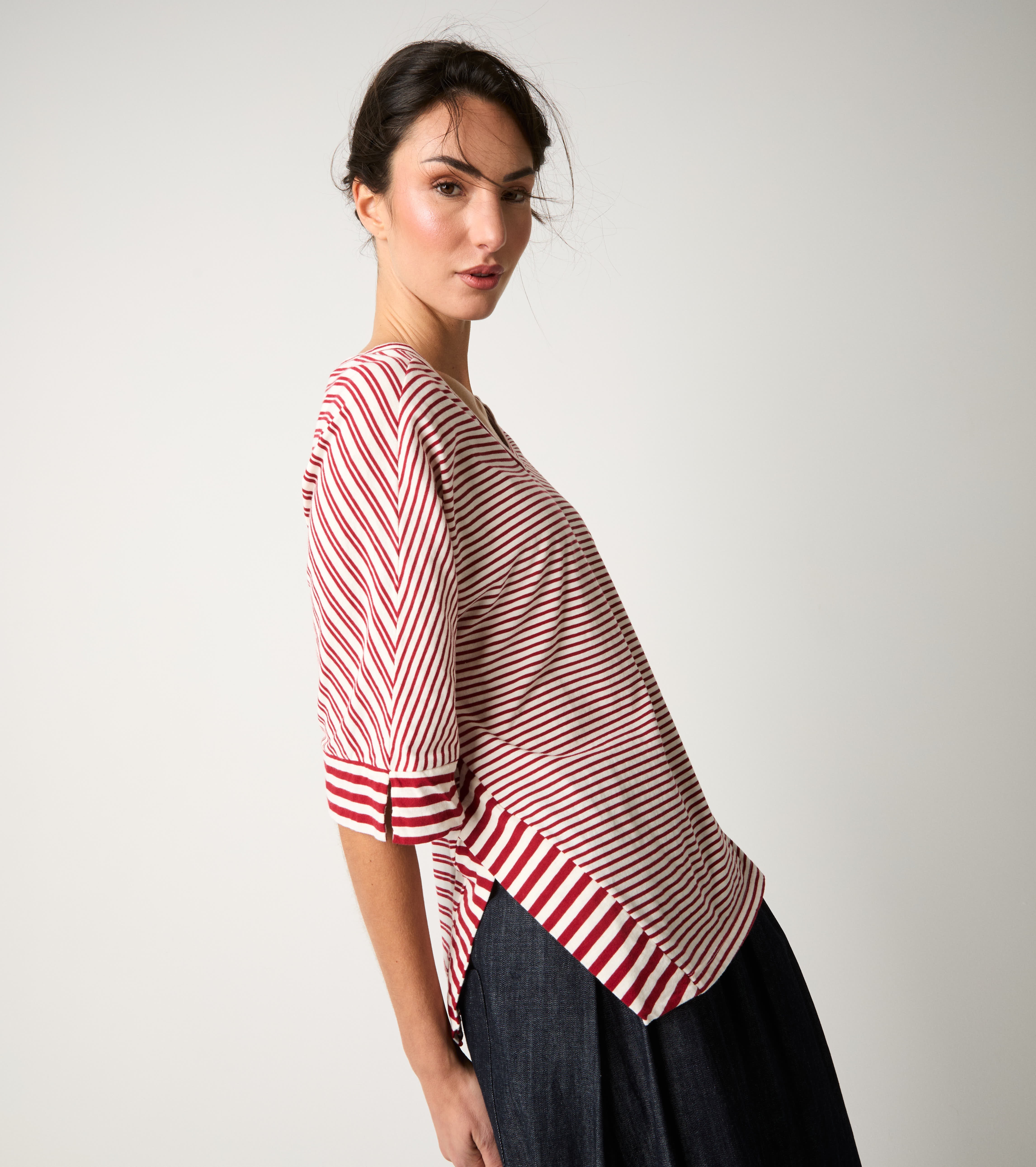 Bordeaux V-neck striped T-shirt