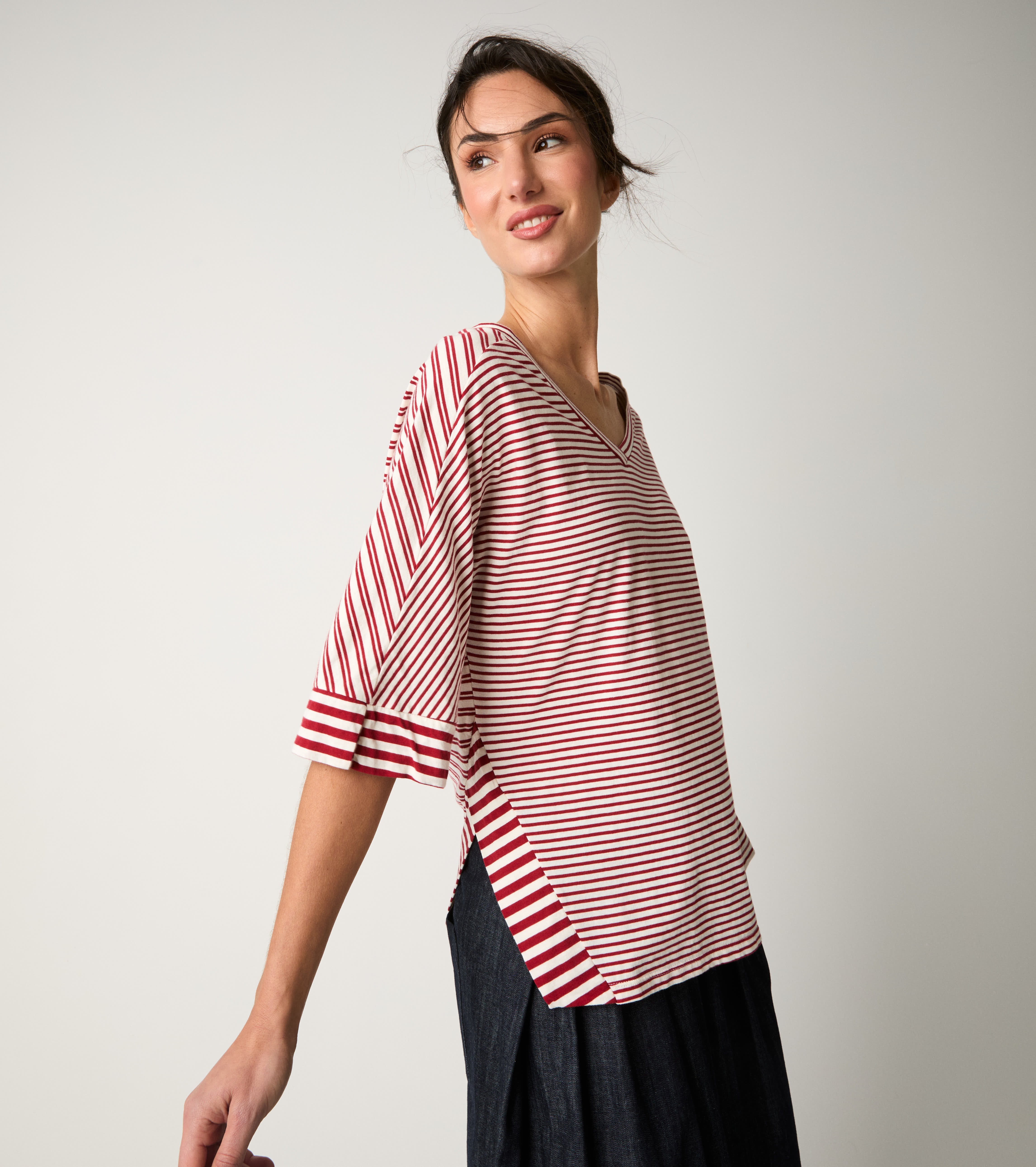 Bordeaux V-neck striped T-shirt