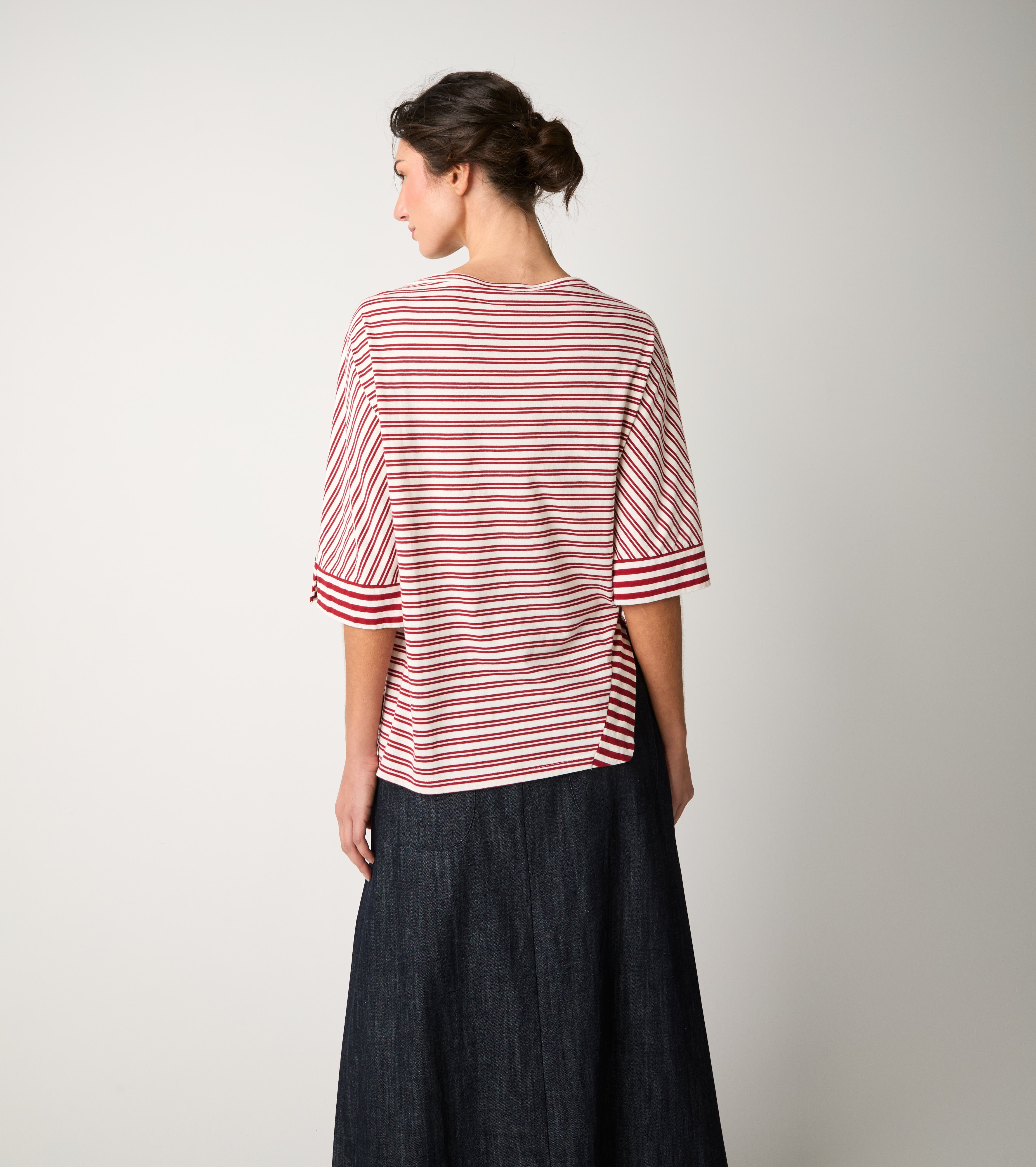 Bordeaux V-neck striped T-shirt