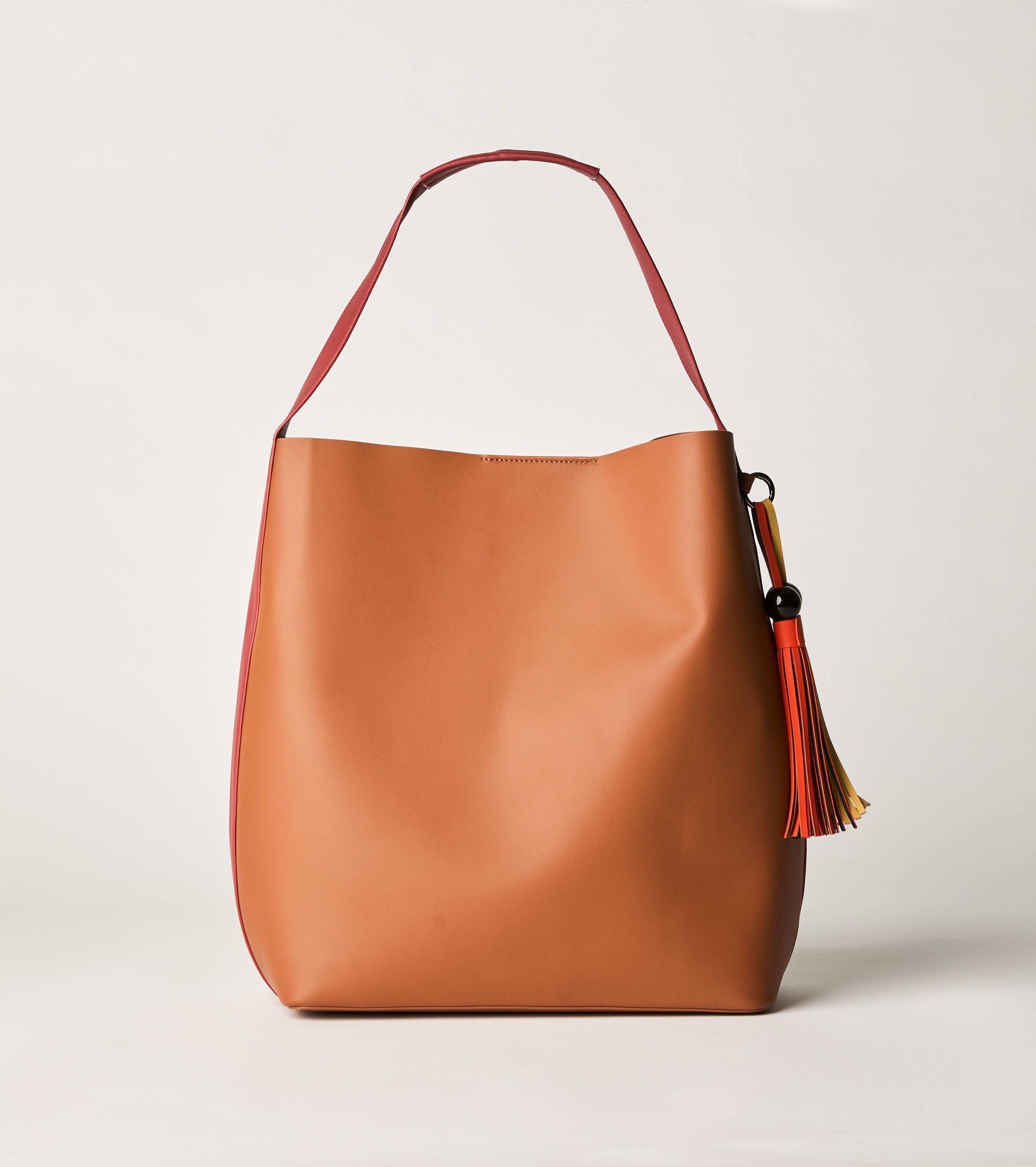 Shoulder bag with hazelnut tassels