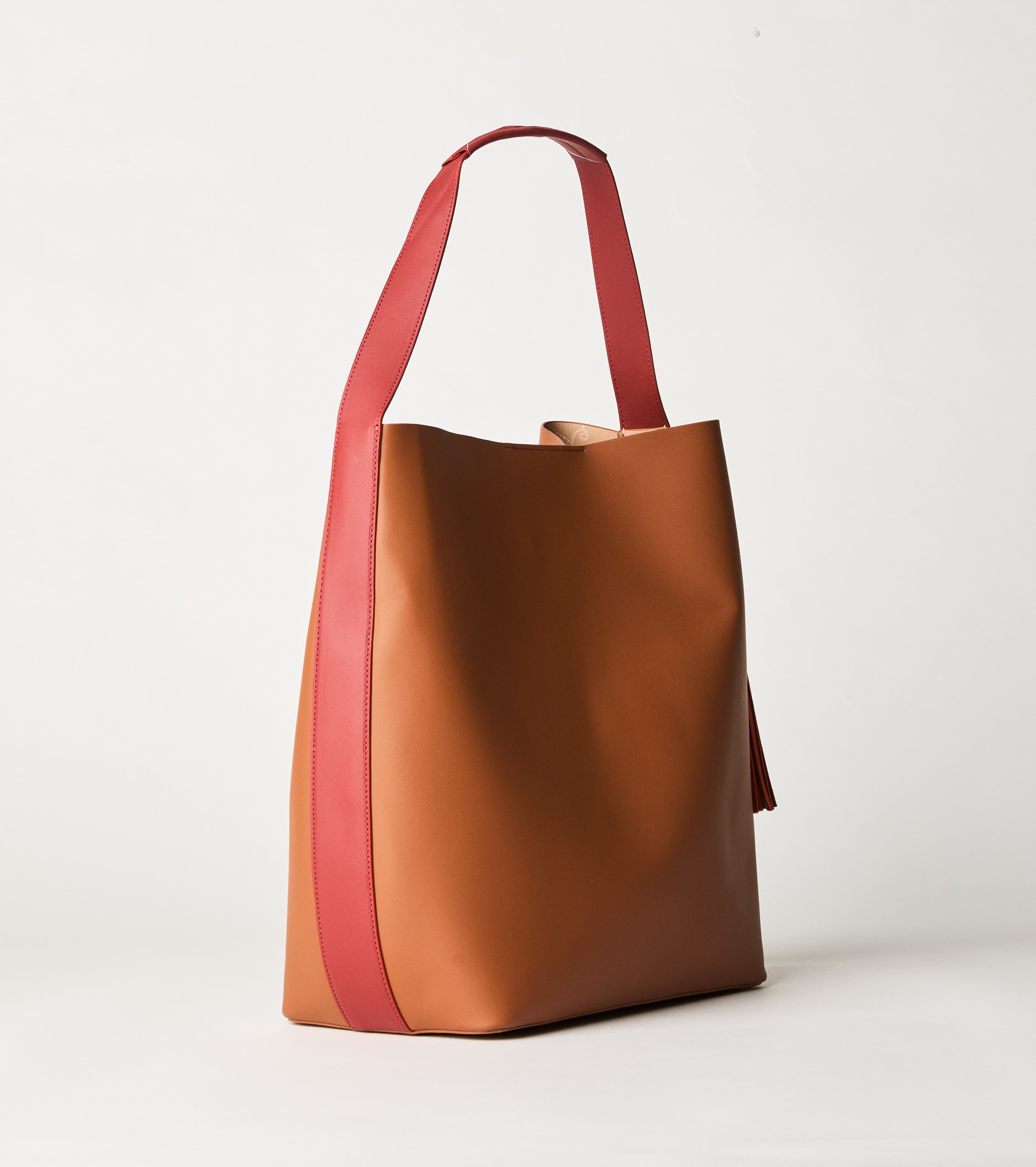 Shoulder bag with hazelnut tassels