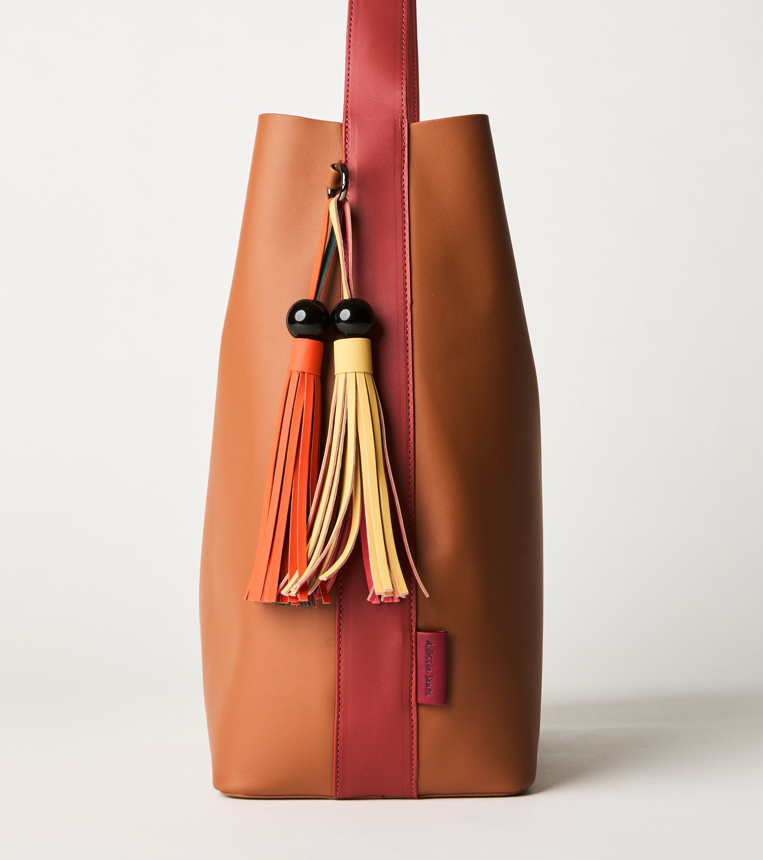 Shoulder bag with hazelnut tassels
