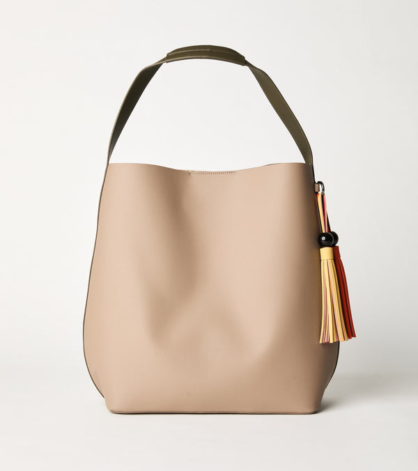 Shoulder bag with mud tassels