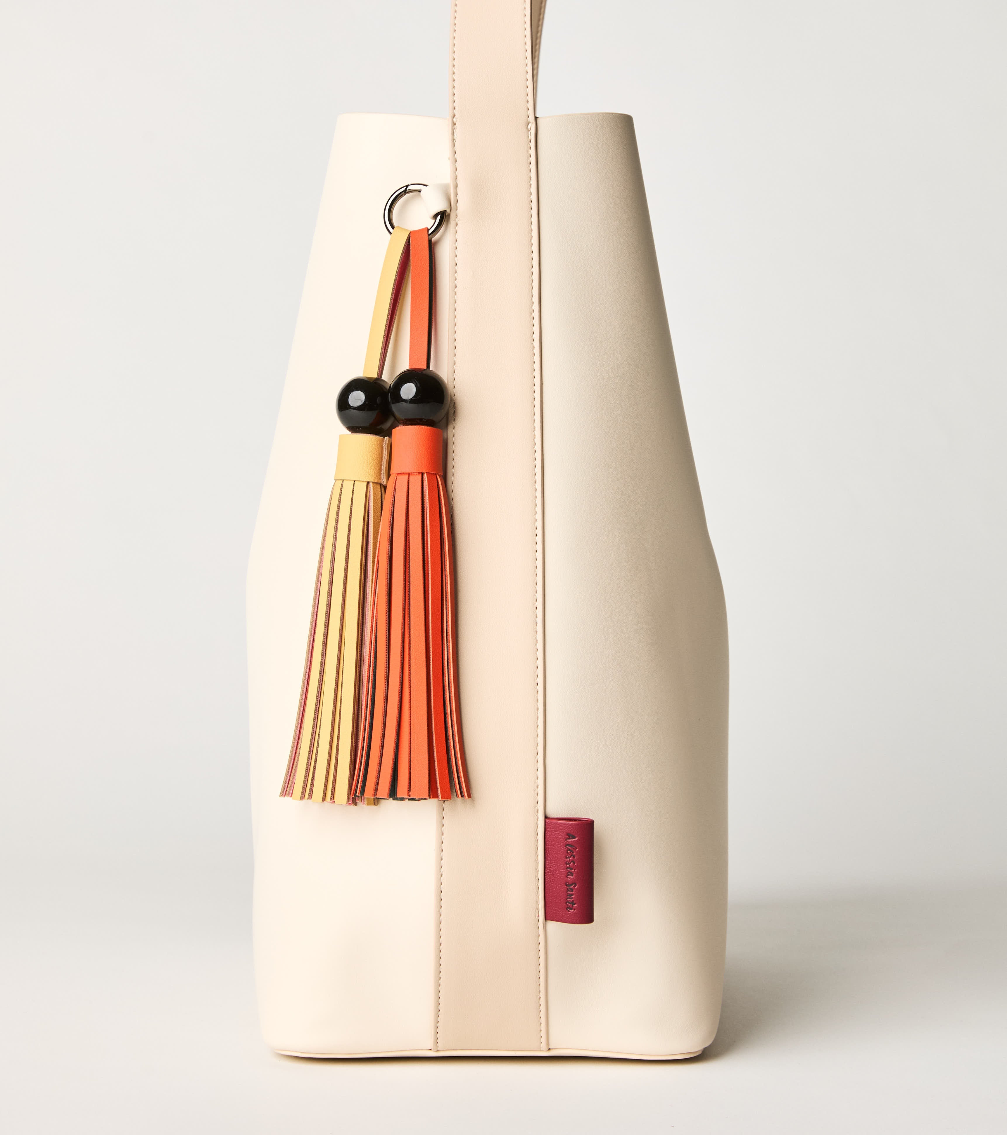 Shoulder bag with butter tassels