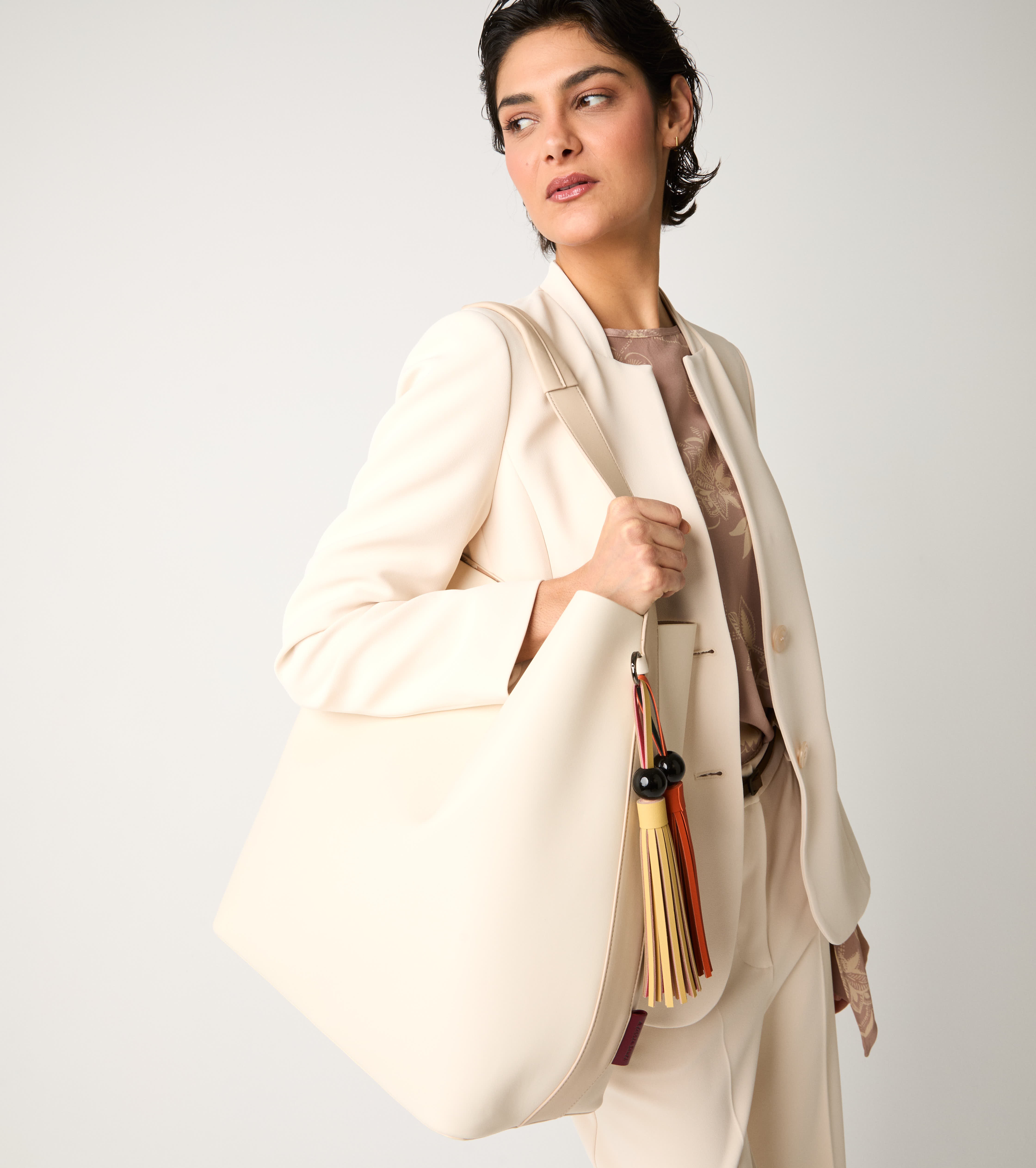Shoulder bag with butter tassels