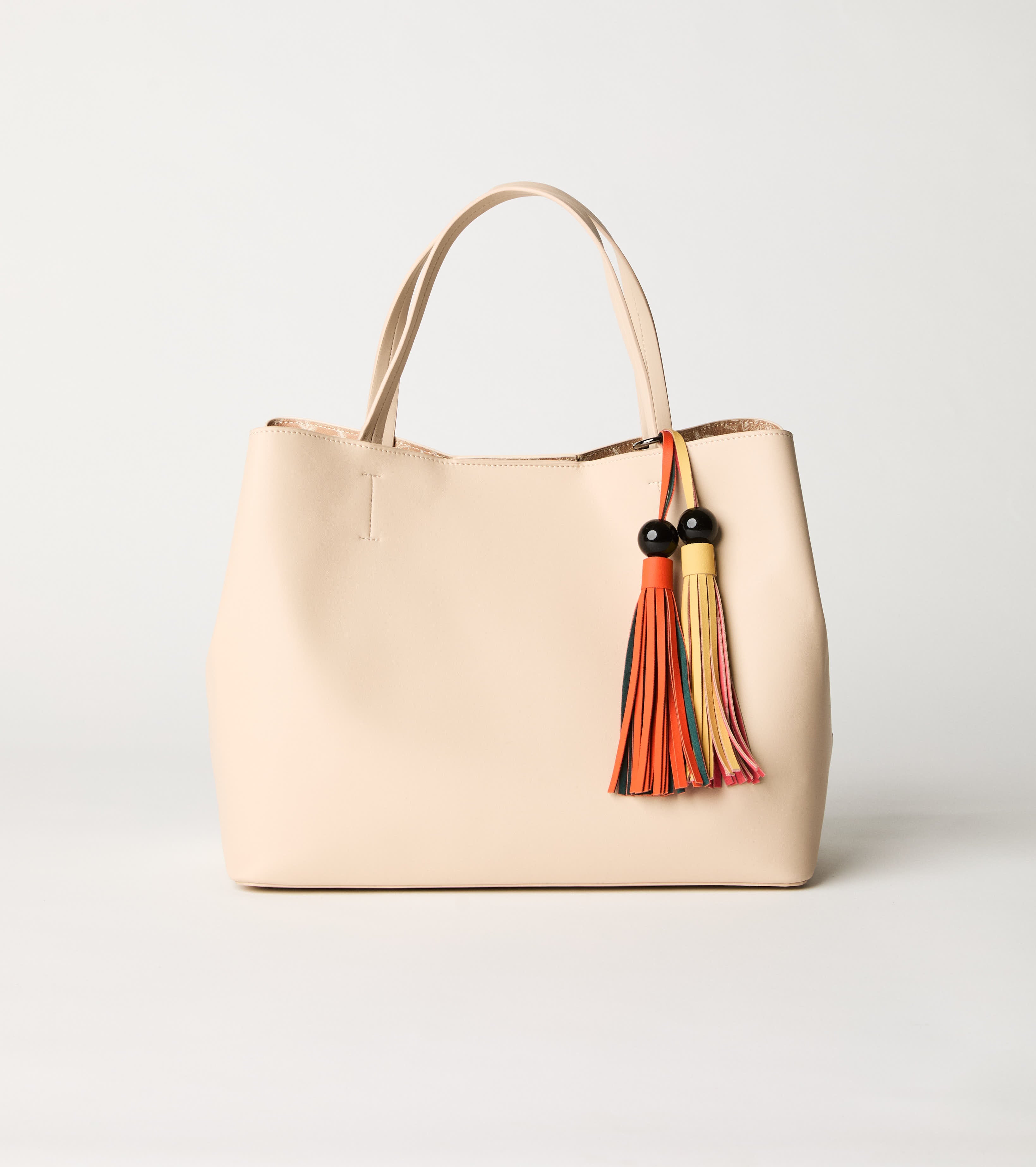 Shopping bag with butter tassel charms