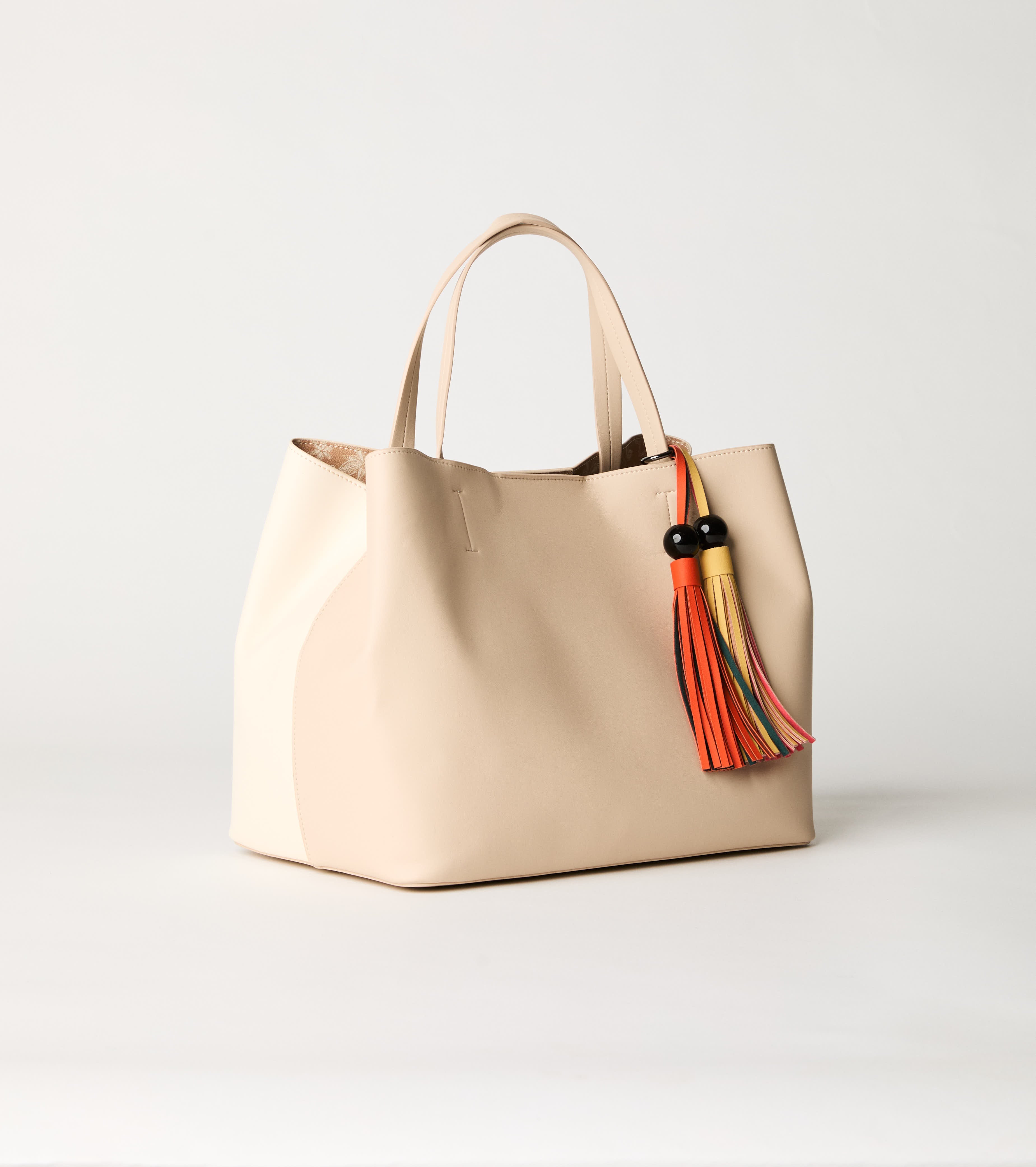 Shopping bag with butter tassel charms