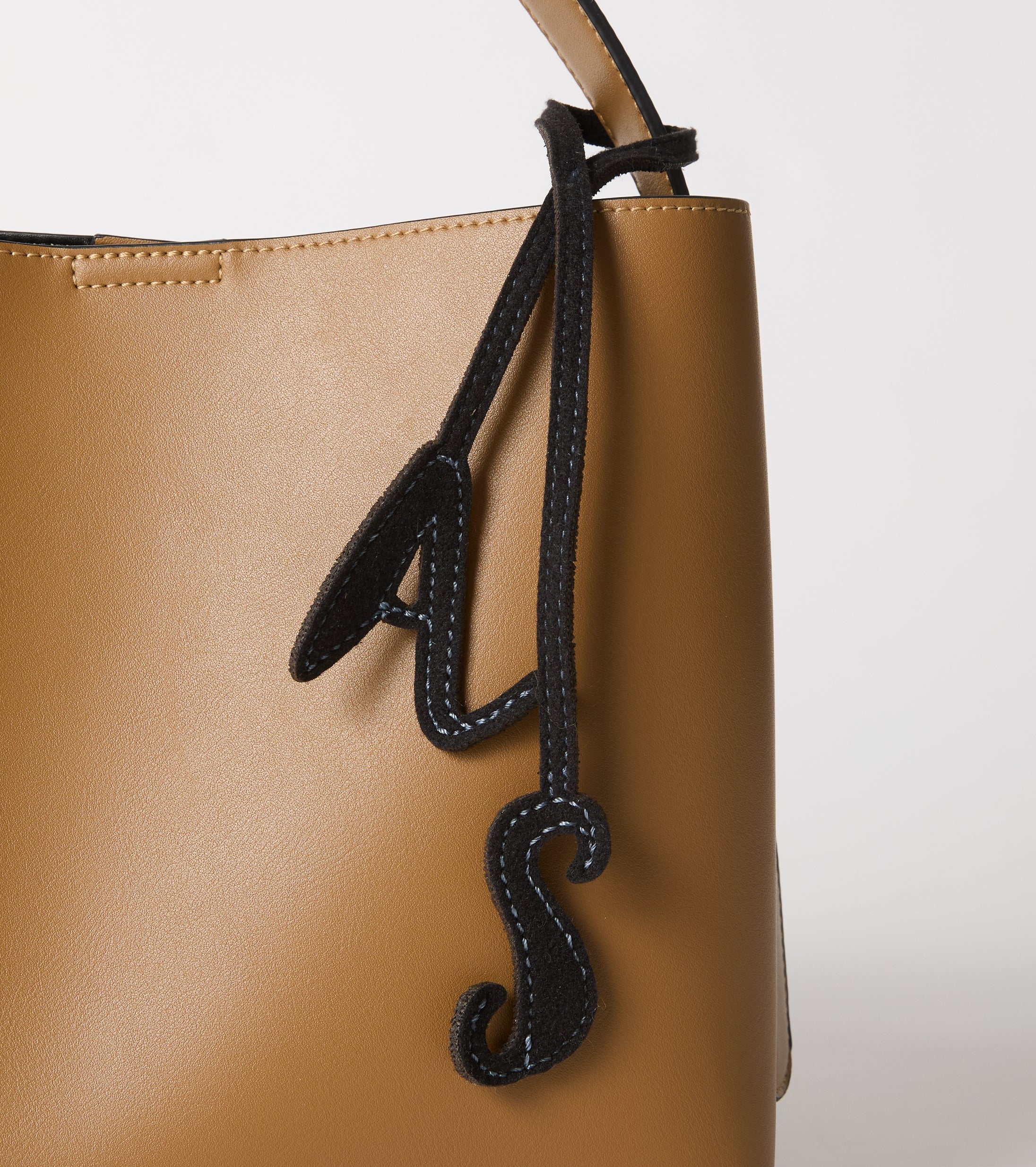 Shopping bag with shoulder strap