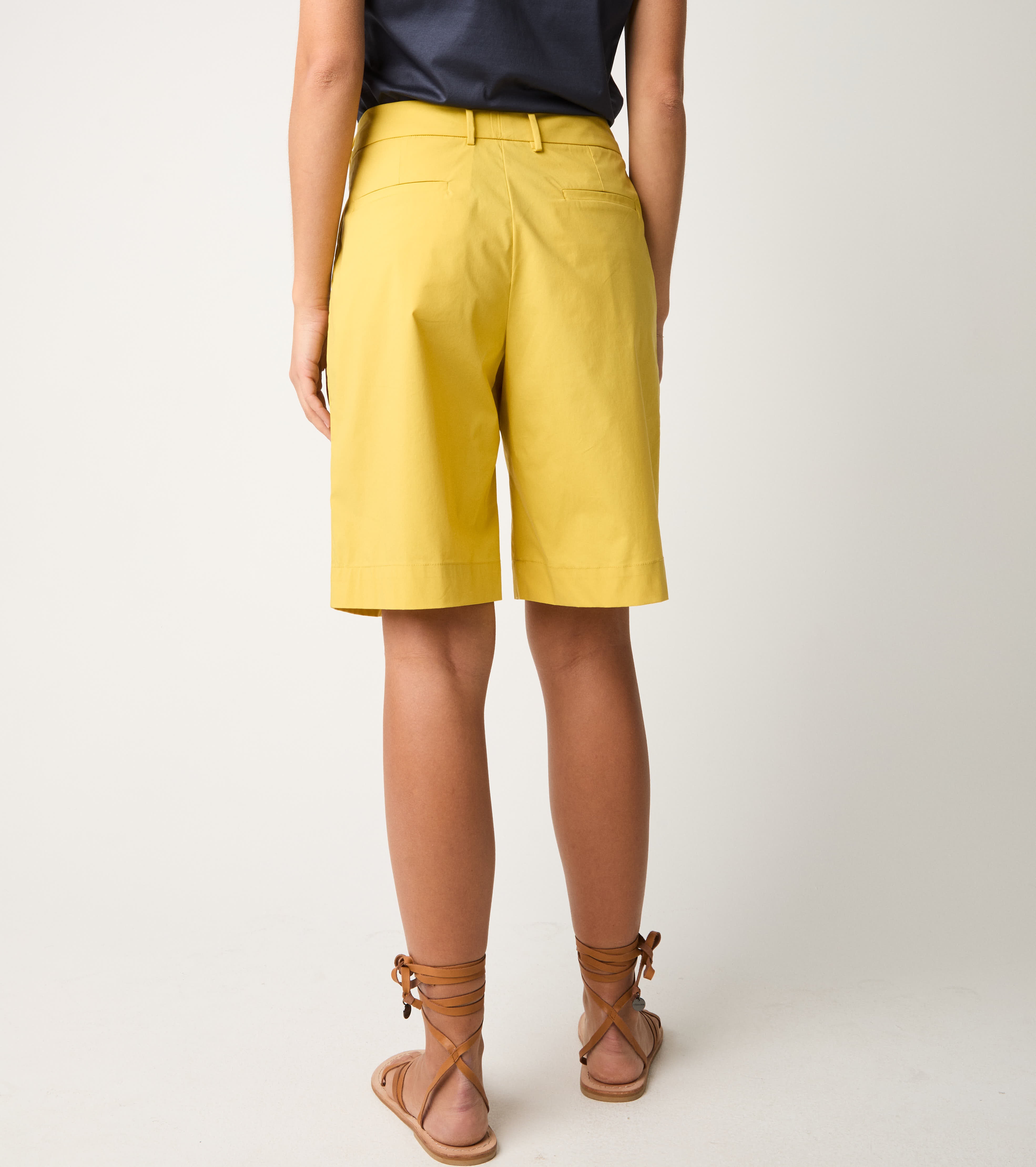 Bermuda in cotone con pinces olio
