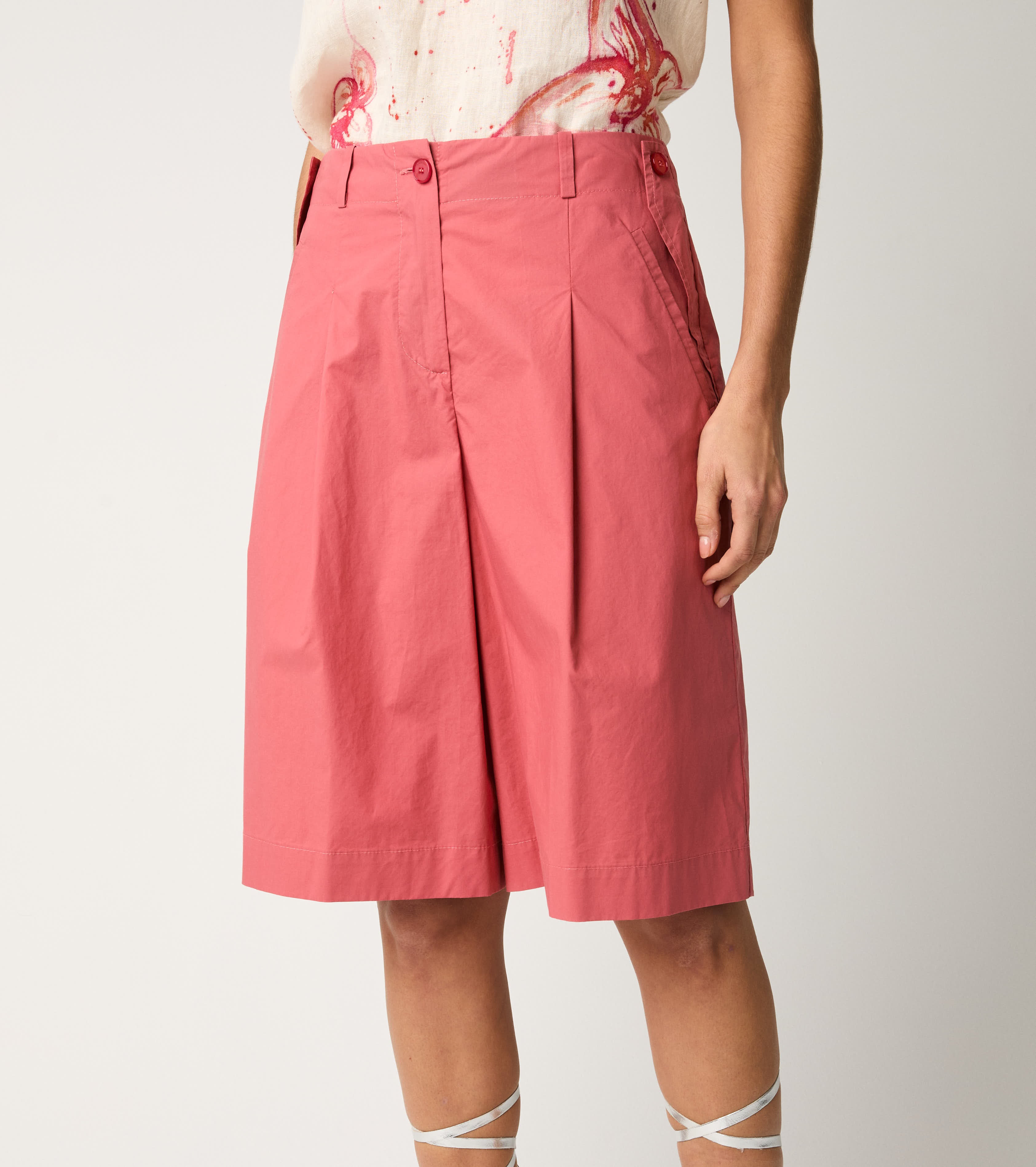 Bermuda shorts with marmalade darts