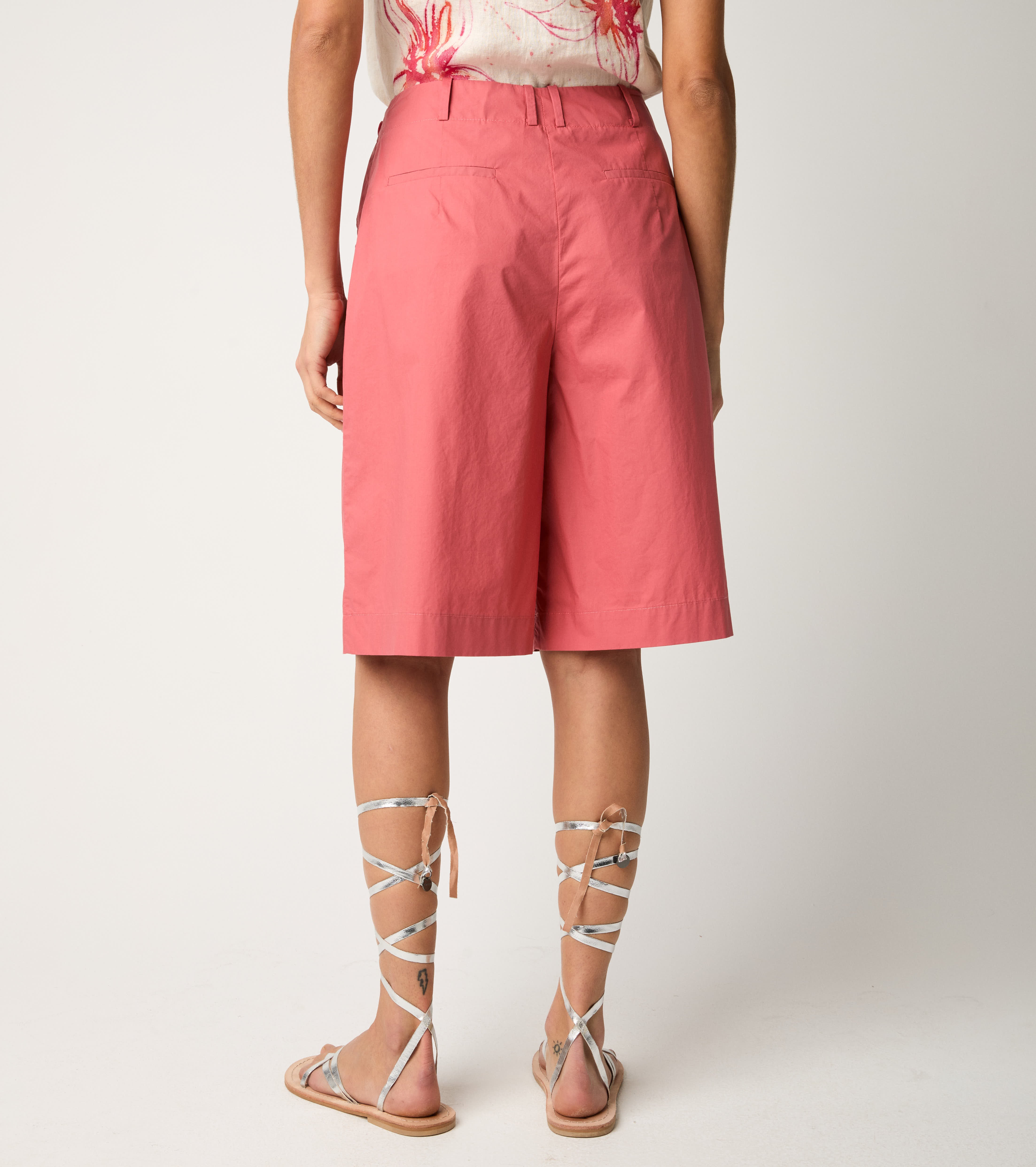 Bermuda shorts with marmalade darts