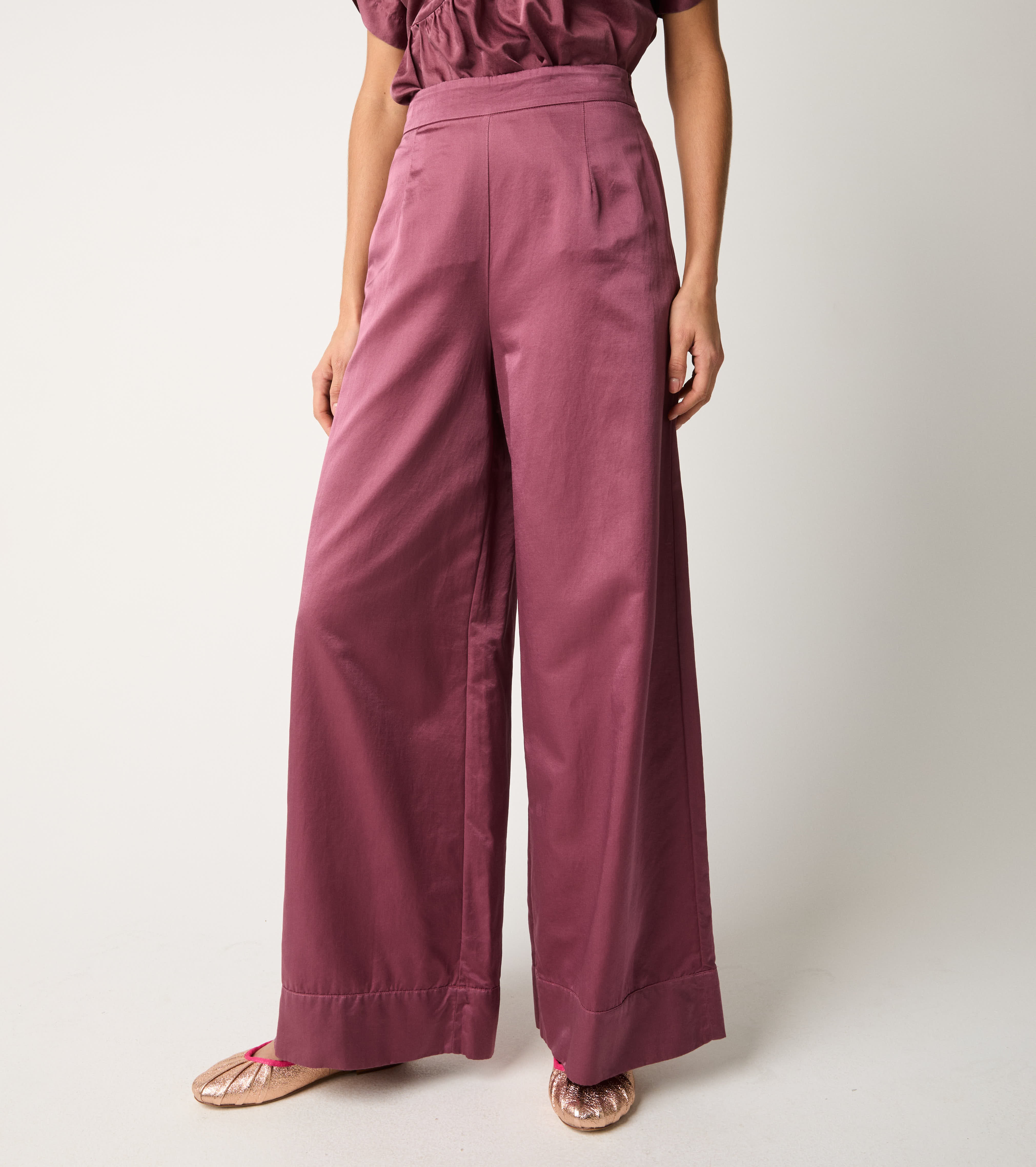 Trousers with pleats and marmalade darts