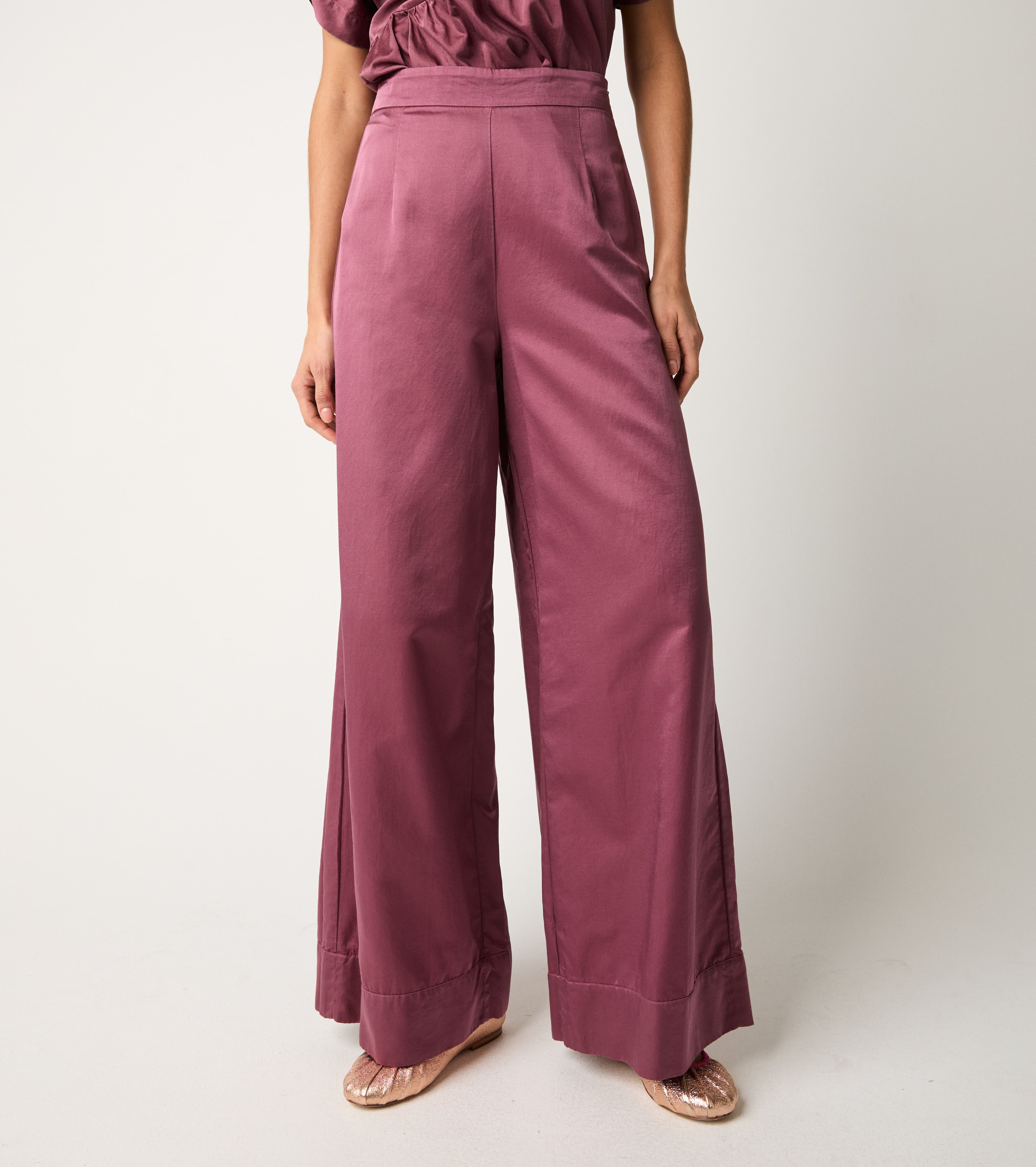 Trousers with pleats and marmalade darts