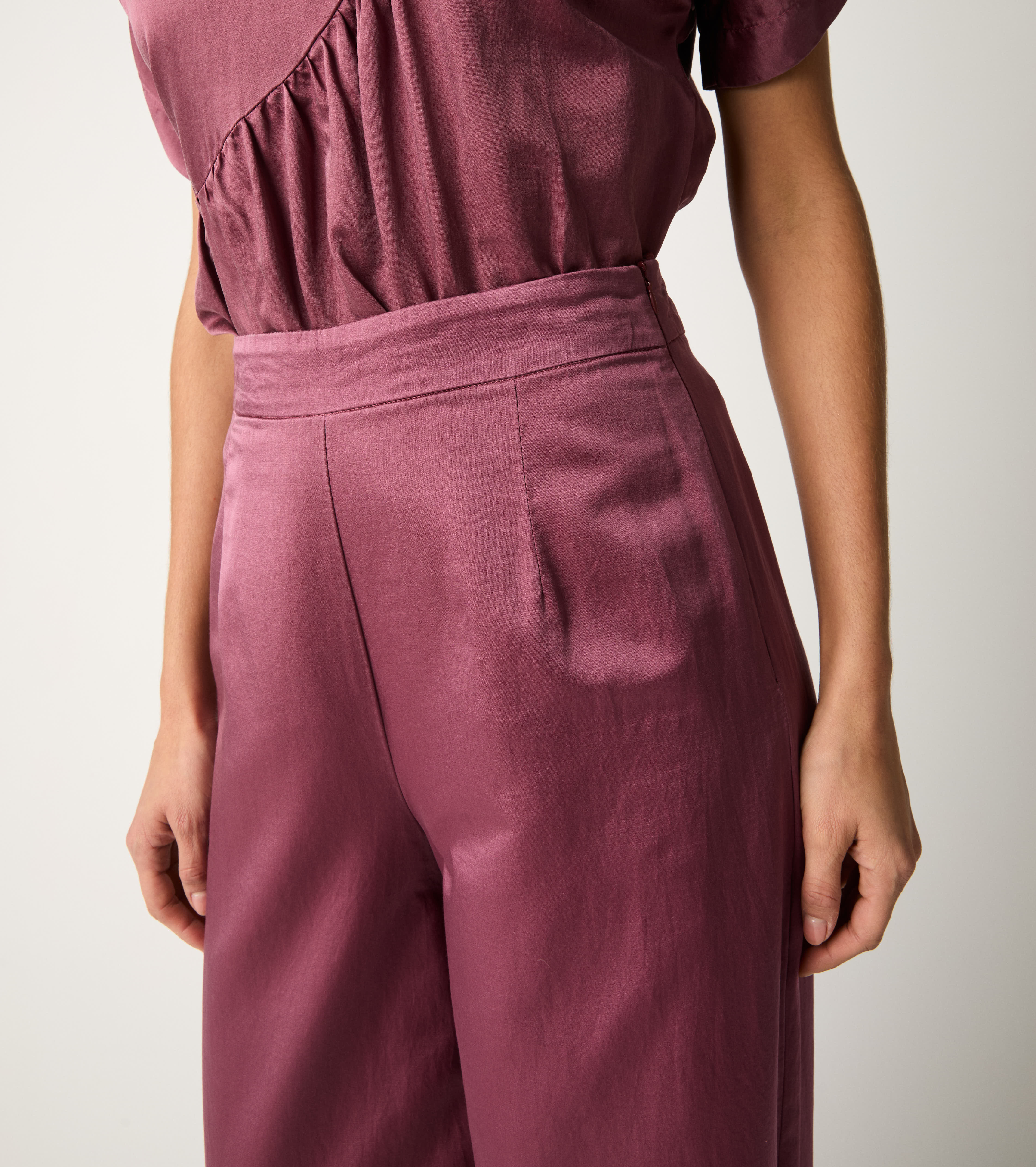 Trousers with pleats and marmalade darts