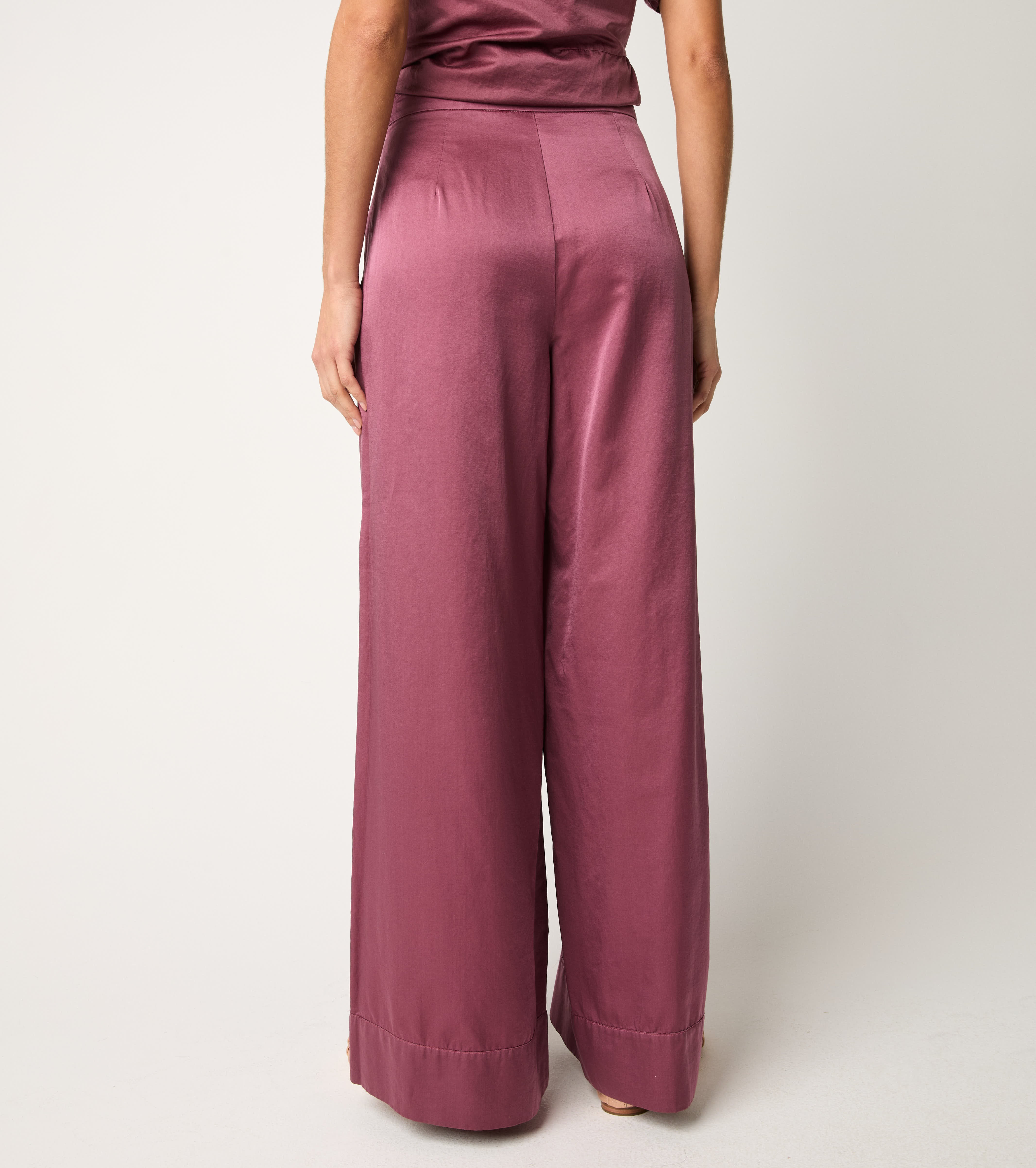 Trousers with pleats and marmalade darts