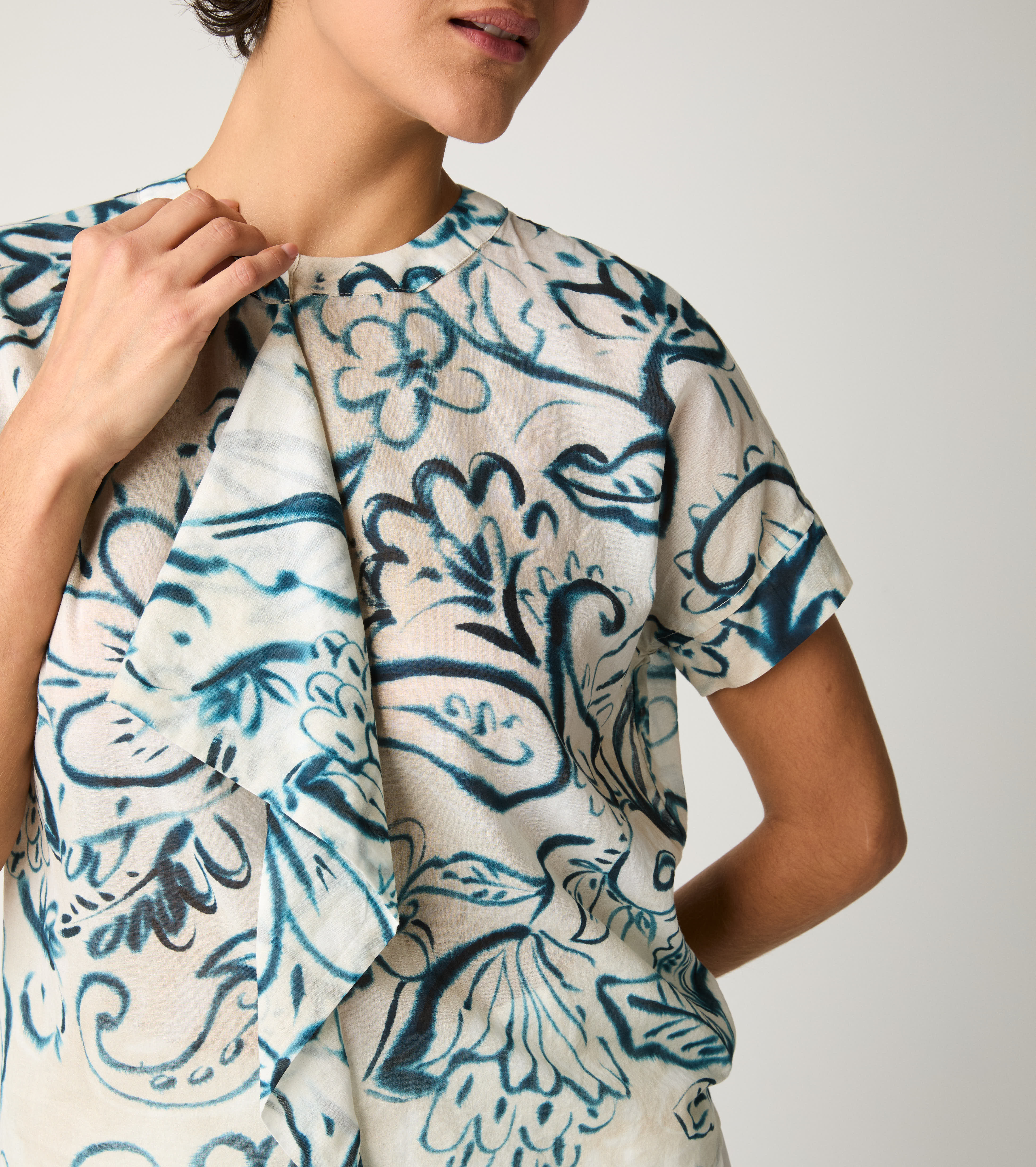 Blusa girocollo con rouches fiore