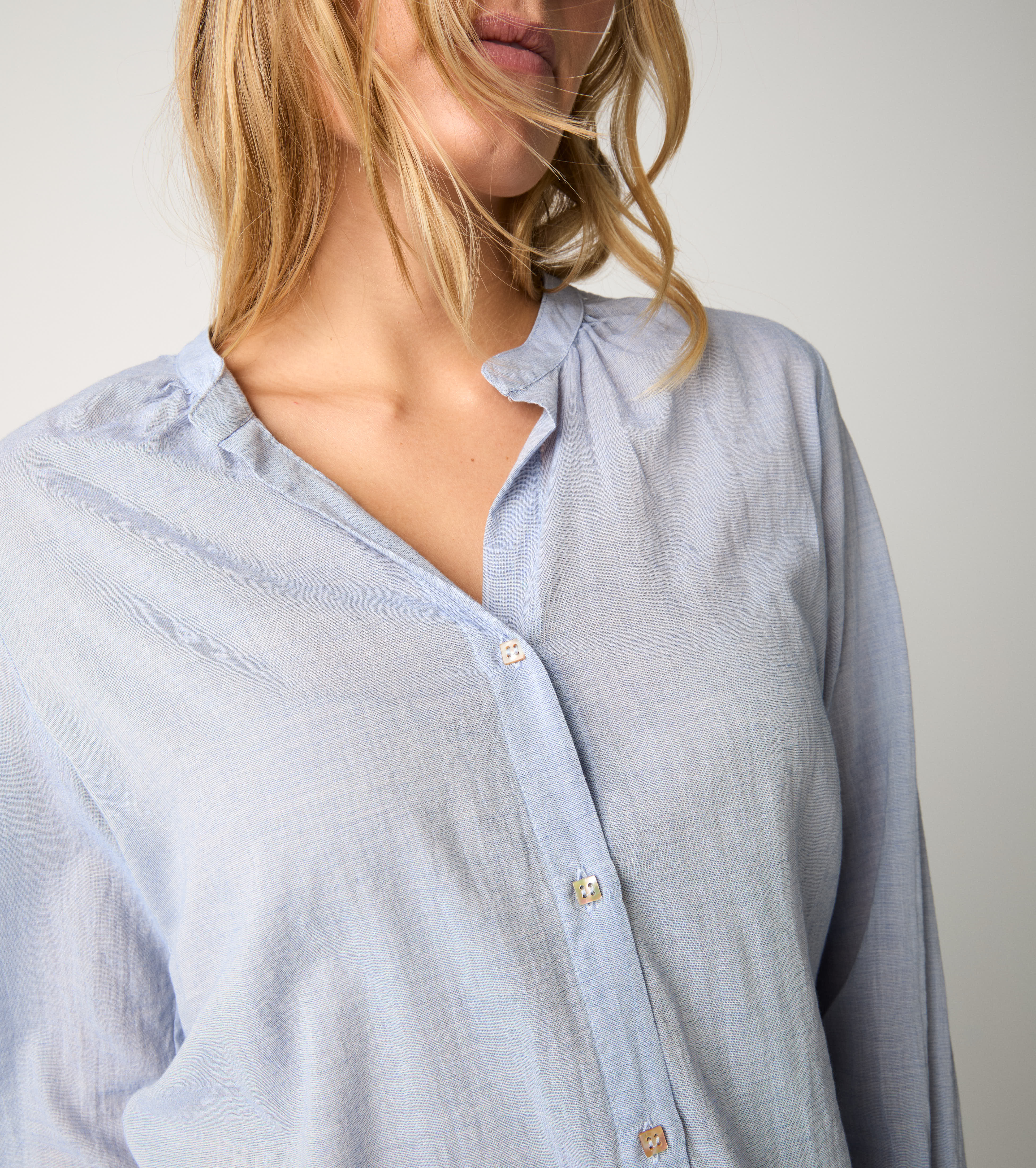 Camicia con collo alla coreana carta